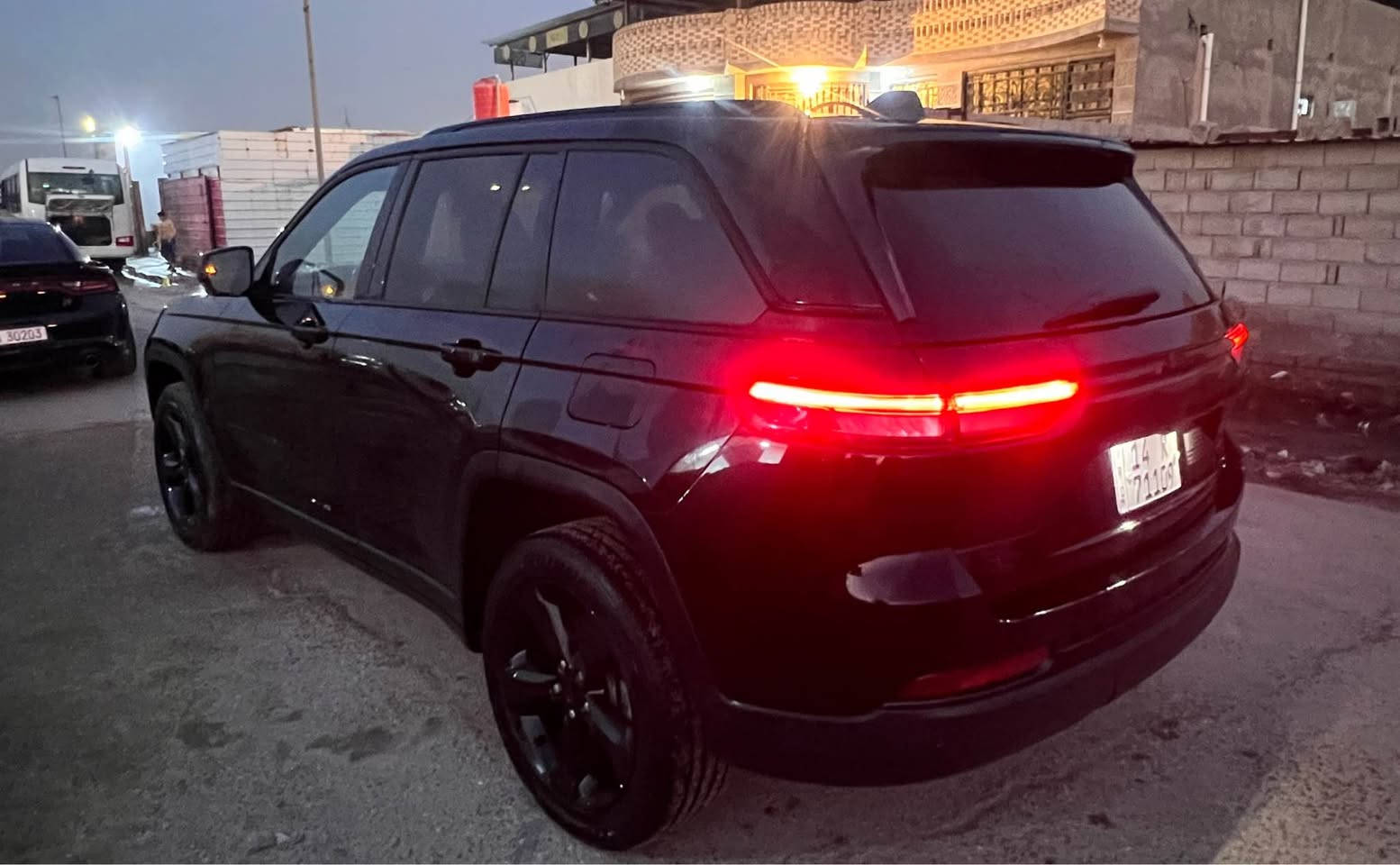 جيب گراند شيروكي 2023  5 راكب لون اسود محرك 3600
السيارة ماشية 43km فول مواصفات 
رادار امامي* نقطة عمياء *شفتات ستيرن *كشنات كنتارة وجلد *شاشة كبيرة كار بلي *شحن لاسلكي *كير طيارة *فتحة سقف سلايت
الضرر جاملغ وبنيد مثل ما موضح بالصوره مصلح وكامل  
السيارة رقمها بصرة 
رقم الشاصي /1C4RJHAG2PC647068
السعر 265$
العنوان /البصره 
الرقم/*********** البصرة, العراق
