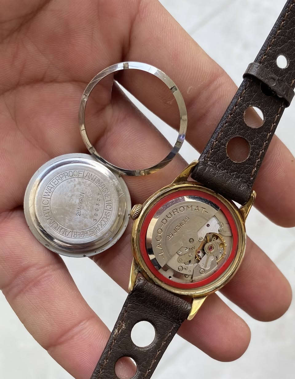 نوادر فنتج
ساعة من نوع Laco Automatic 580، وهي ساعة سويسرية الصنع تتميز بهيكل مطلي بالذهب وحزام من الجلد الطبيعي. 
العلامة التجارية: Laco (لاكو).
النوع: حركة أوتوماتيكية (Automatic).
المميزات: تتميز بتصميم كلاسيكي، وهيكل مطلي بالذهب، وحزام جلدي مثقوب.
الاستخدام: تعتبر قطعة من المقتنيات (Collectible) نظرًا لطرازها القديم.
قطر 34//40
سعر135 الف يتوفر توصيل


**إذا كنت صاحب هذا الإعلان وتريد حذفه لأي سبب، رجاءا أرسل رسالة إلى الدعم الفني**