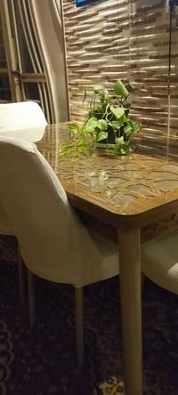 ميز • ٤ كراسي • قابلة تفاوض