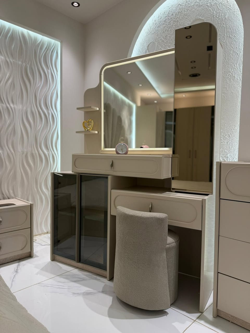 🔥 عرض أنيق ومميز 🔥

✨ موديل طاوس – مودرن فاخر

🛋️ 10 قطع متكاملة | كنتور عدل

✔️ برغي وچوي حديد – قوة ومتانة
✔️ سرير عدد 1 (ارتفاع 190)
✔️ كومدي عدد 2
✔️ ميز تواليت
✔️ دراور عملي
✔️ إنارة داخل الكنتور ✨
✔️ إنارة في ميز التواليت ✨

💎 تصميم عصري بلمسة فخامة وإضاءة تضيف جمال للغرفة

📩 للحجز والاستفسار:
📱 *********** (واتساب متوفر)

🚚 توصيل داخل بغداد ولكل المحافظات

⚡ الكمية محدودة –
