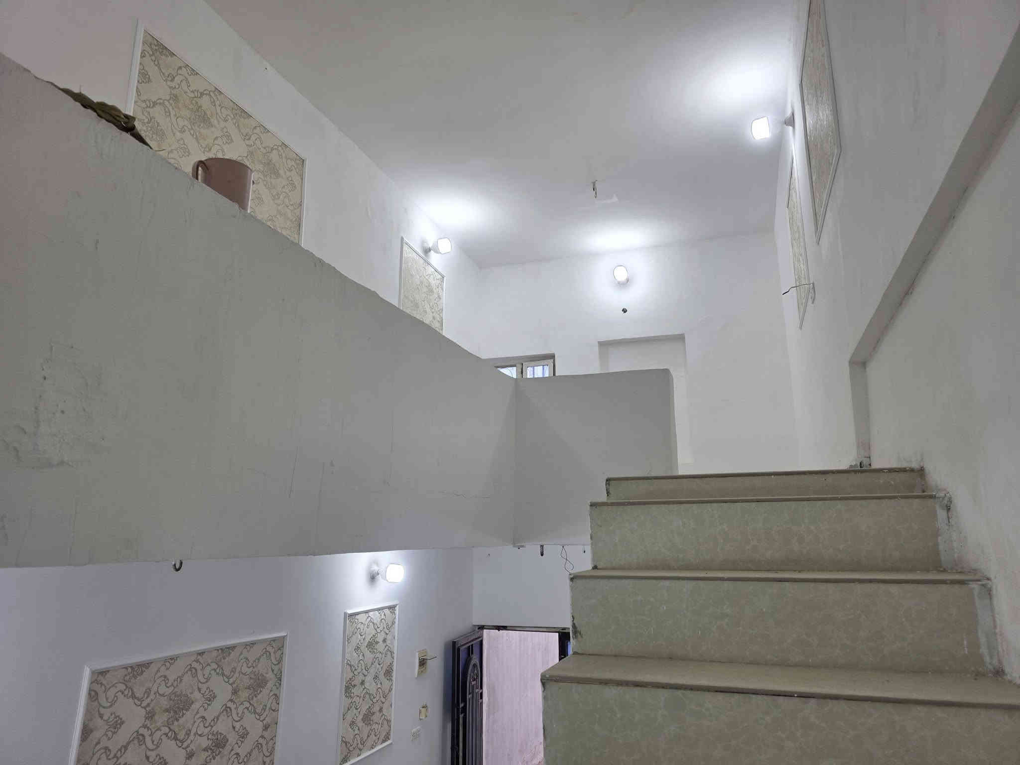 السلام عليكم 
مشتمل للبيع طابو ٢٥ ومرقم من البلدية المساحة ١٠٠ متر كوت حي الحكيم قرب معمل الاوكسجين مقابيل الدبية 
يتكون من طابقين 
الطابق الاول مطبخ وصالة كبيرة وصحيات ومنور 
والطابق الثاني غرفة نوم وصالة كبيرة والطابق الثالث بيتونه 
الاساس طابوك والبناء بلوك وطابوك صب مسلح 
السعر ٢٤ وقابل للتفاوض 
مراجعة مكتب دلالية السعيدي قرب حسينية ياسر خليفة 
للاستفسار 
٠٨٨٣٣٤٤١١٤٠ واتس اب 
*********** احمد السعيدي
