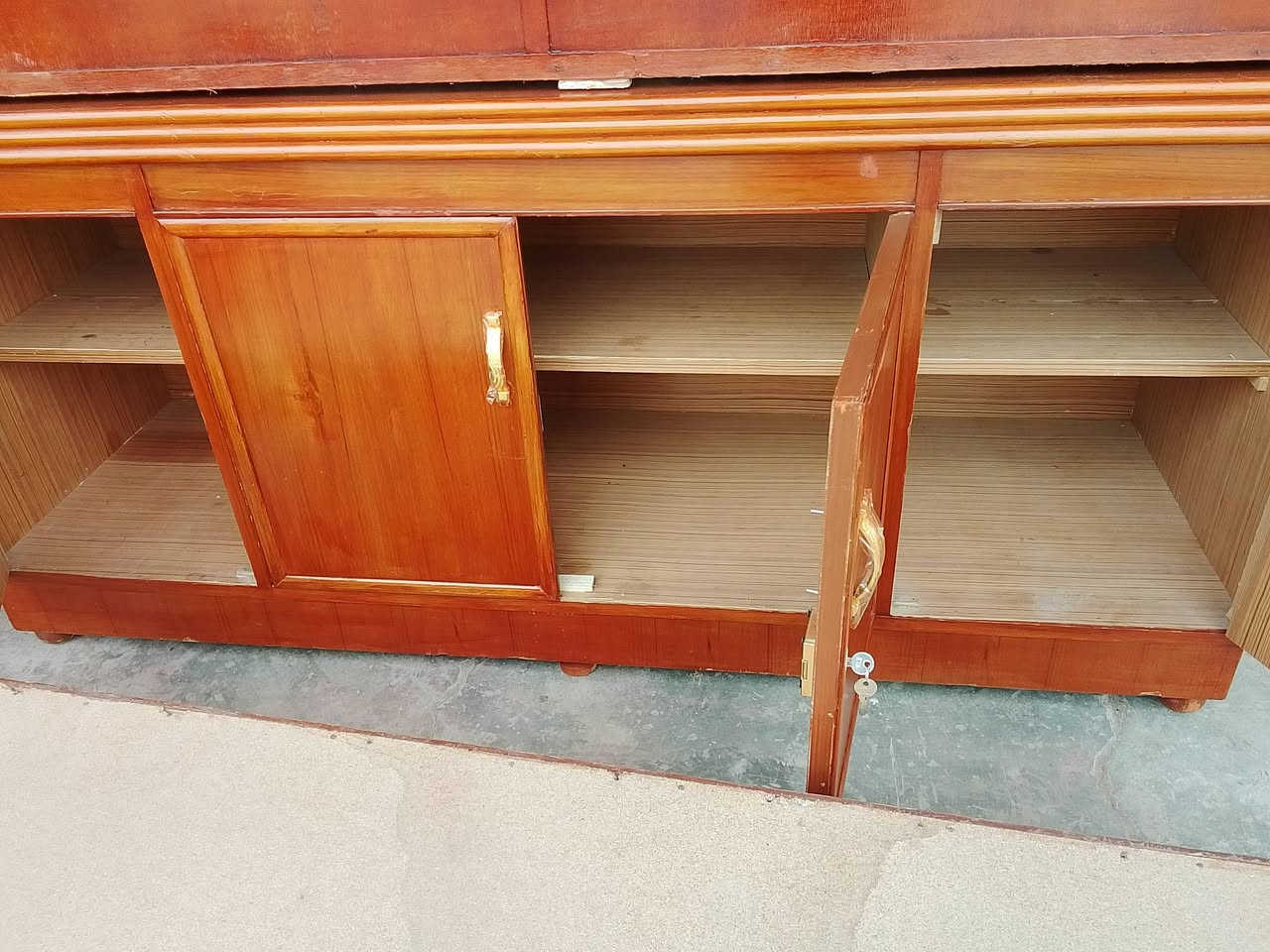 بوفيه للبيع تكمه اخت الجديده انجاره سعرها 125 العنوان سامراء جبيريه الثانيه مقابل  جبيريه الثالثه شارع الحدادين للاستفسار ***********
