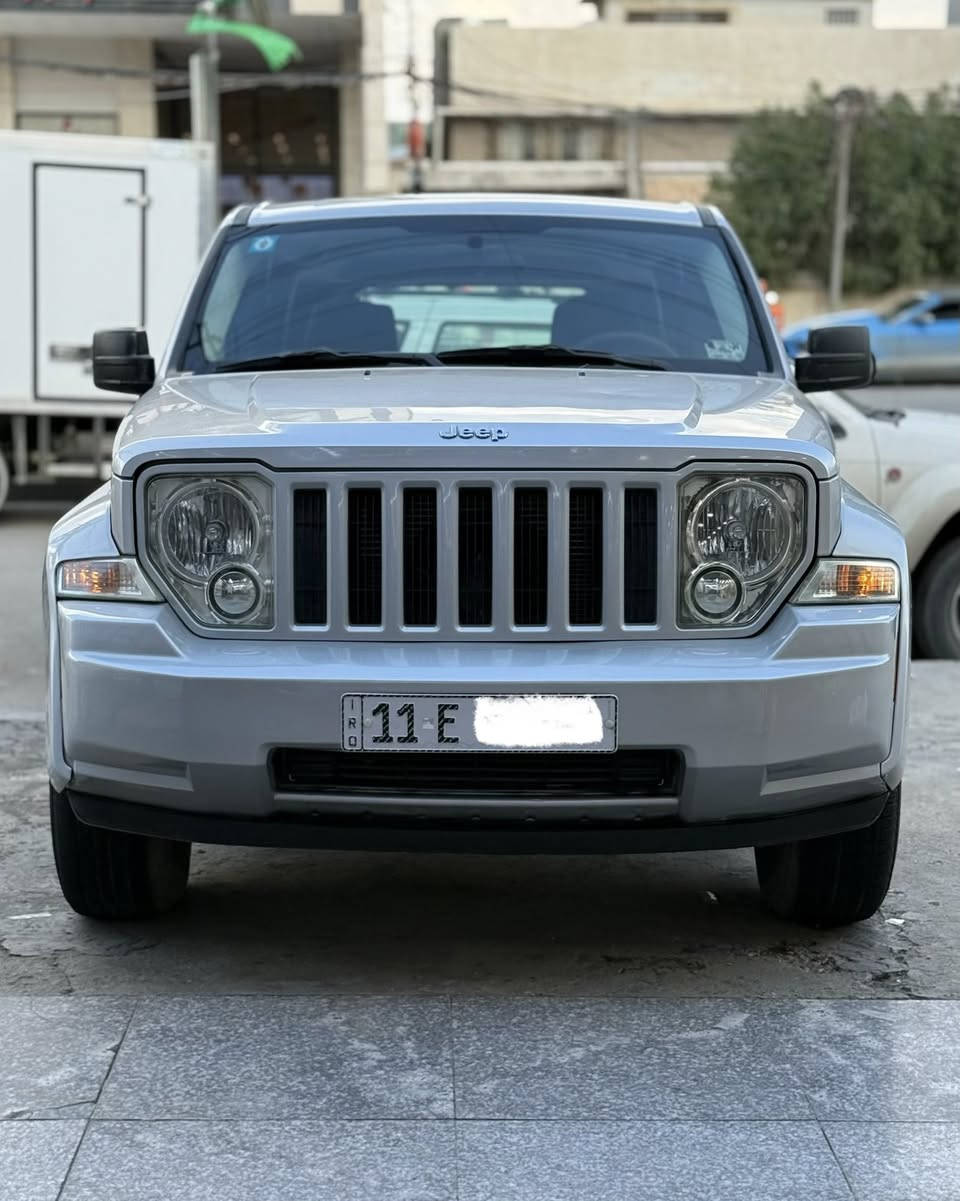 قبل  كلشي ركزلي السيارة شكد ماشية 🙏

سلام عليكم
جيب لبرتي موديل 2010 محرك 3700 رقم بغداد الدولي الجديد باسمي سنويه وهزه و رقم كله جديد يعني كبل تحول باسمك 
السيارة ماشية 61 الف حقيقي
شرط تراي شركة
جاهزة من كلشي كير محرك صدر كهربائيات كله مكفول
تبريد شرط مجمدة
السيارة 14 سنه على ايد وحدة 
تفتح بنيدها بعدها على وضع الشركة 
السيارة بيها 3 قطع صبغ أثر شخوط بدون تبديل بدون دواخل بدون ايرباك 
مكان السيارة بغداد : الكرادة
السعر المطلوب : 100$ ورقة
للإستفسار : ***********
