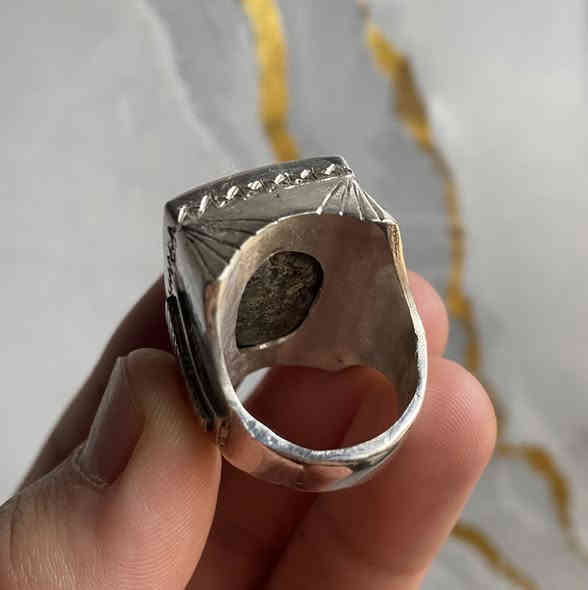 سلام عليكم خاتم فيروز نيشابوري الحجر من ايران جايبه والصياغه على ايدي طول الحجر 2 سم ونص والعرض 2 سم قياس الخاتم (23) للبيع مكاني بغداد لا يوجد توصيل ***********
