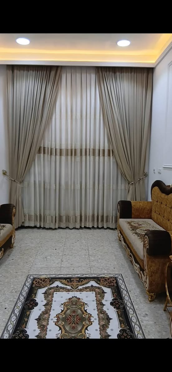 بيت طابق واحد مساحة ١٢٥م منطقة رئاسة الوزراء قرب الرواد من جهة الفرن عن التبليط ٥٠ متر  السعر ١٤٥ للتواصل ***********
