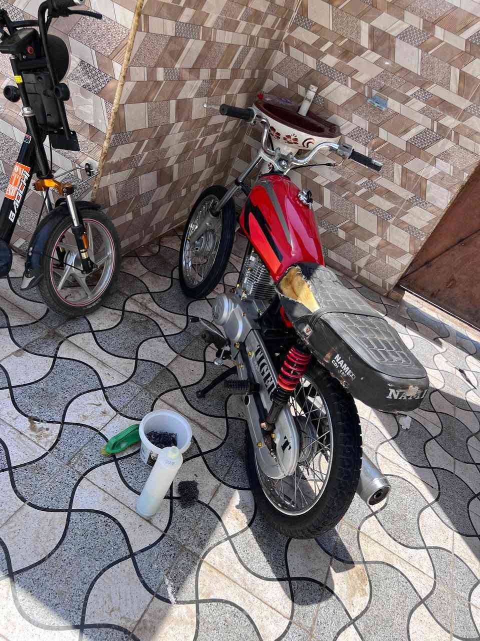 سلام عليكم نامه انتنس مديل 23 كلك كلك دراجه جديده مكينه مفتوحه بستم اول فتحه اله دراجه جديده كلش 
نقصه بس دوشم لكشن فقط
السعر 425 مكان سوق الشيوخ ناحيت الطار رقم الهاتف *********** 
رقم بي واتساب
