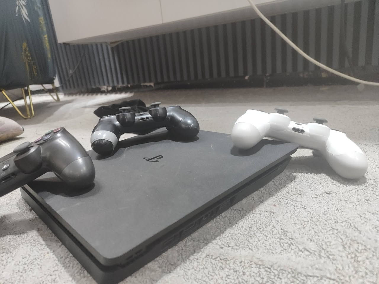 بلي 4 كامل الملحقات فيشه وكارتونته ويا ومستخدم شهرين ومعا ثنين يدات تجاريه وحده اصليه يحتاجلها تصليح ب 5 وشاحنه اليده البلي نضيف نضام 2/75 قرص 
والسعر 250 وبي مجال ❤


**إذا كنت صاحب هذا الإعلان وتريد حذفه لأي سبب، رجاءا أرسل رسالة إلى الدعم الفني**