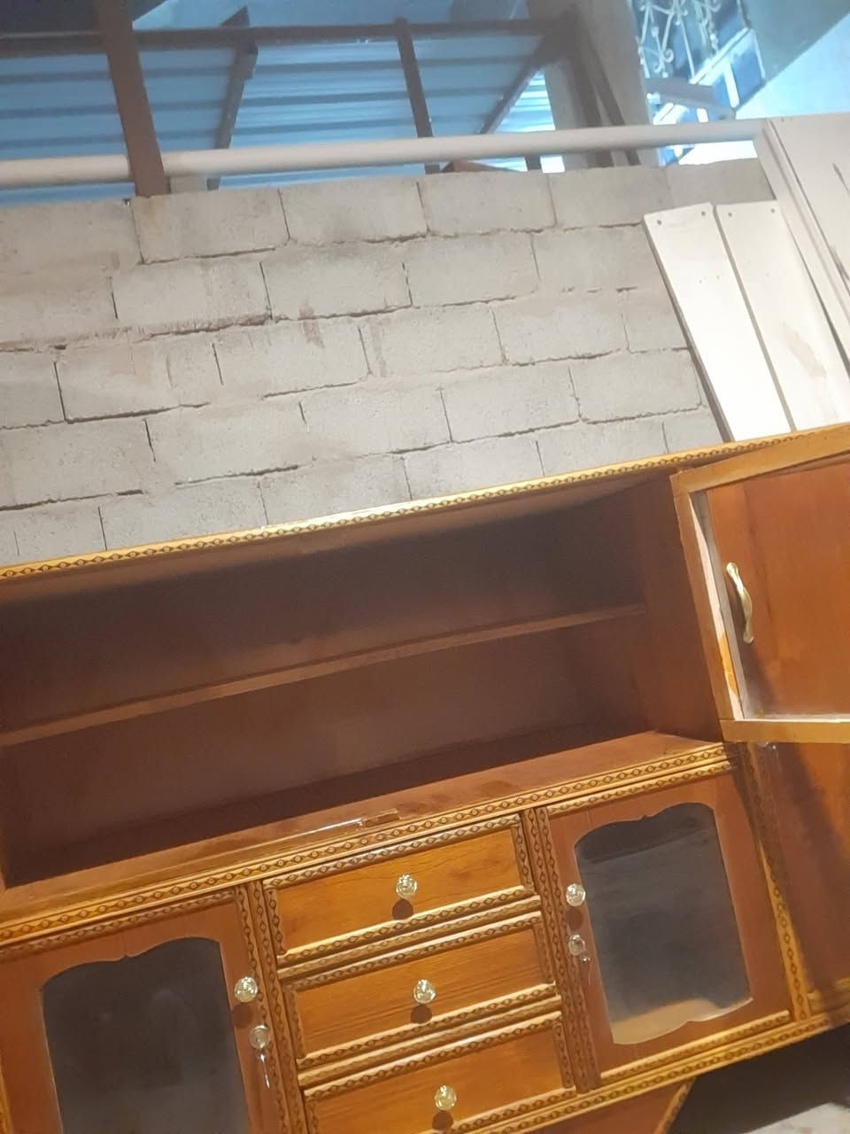 بوفيه مترتين ونص تسكام متعوب عليه اخت جديده نضافه شكل انته تقيم سعر ١٧٥ اكو توصيل  عنوني كربلاء حي عامل منطقه ثانيه رقمي ***********
