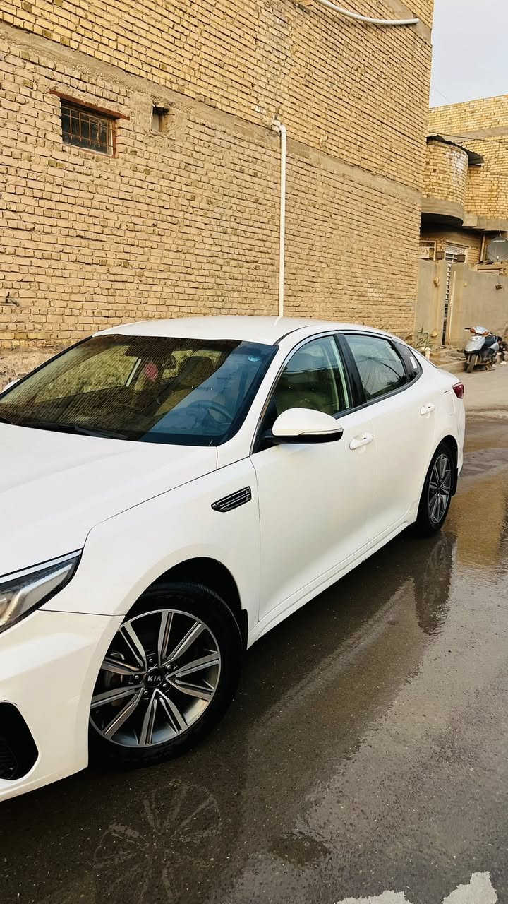 السلام عليكم
كيا اوبتما خليجي 2020 محرك2400
نص فول 
ويلكب كروم
قطعتين تبريد
ماشية 111 الف 
استخدام شخصي
(ادامة كاملة للمحرك قبل فتره وتخم تاير ماشي عليه اقل ال2000 وحدادية كاملة قبل شهر دمتها) 
السياره ما مشتغله خط 
جاهزه ما ناقصها برغي 
بيها بارد جاملغ جهه السايق ع كد شبر 
ومكان علامة كيا الخلفية فقط 
الباقي كفالة عامة سونار بلصور موجود 
رقم اربيل هزه وسنويه جديد 
بأسمي شخصياً 
منضومه زنون جديدة بيدي شديته الها

مكاني واسط الكوت
السياره سعرها 180 وبيها مجال بسيط 
وما ناقصها برغي 
حتى الدهن الي ابدله يورل ب75 الف ما متعوبة وعلى ايدي وبلعافية على الياخذها 
***********
***********
