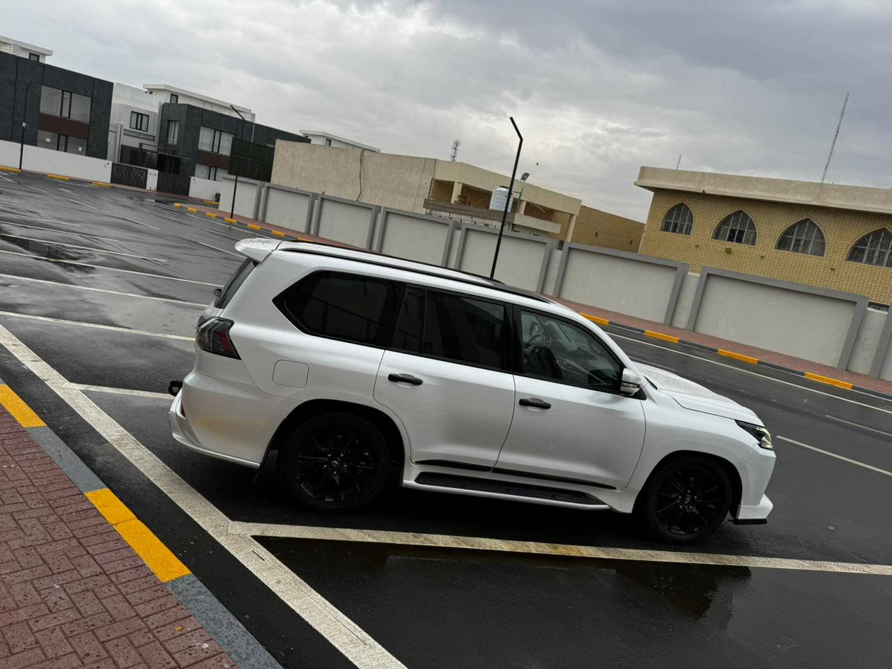 سلام عليكم
لكزس 2020 LX570 كورو 
ماشيه 47الف مكفوله من كلشي 
داخل مشمش رقم بغداد جديد 
للاستفسار ***********
مراوس بلكزس 23 أو 24
