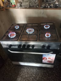 طباخ البيع على عرض يومين سعره 120 نضيف مابي اي ضرر كله شغال وناره زركه...