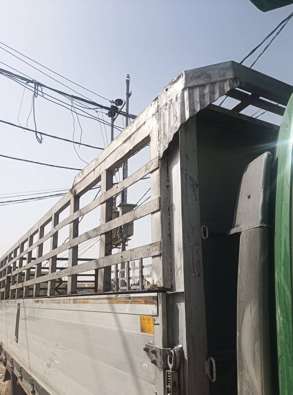 السلام عليكم بدي للبيع طول سته وربع سعره 15وبيه مجال قواطع حديد مكاني حله ***********
