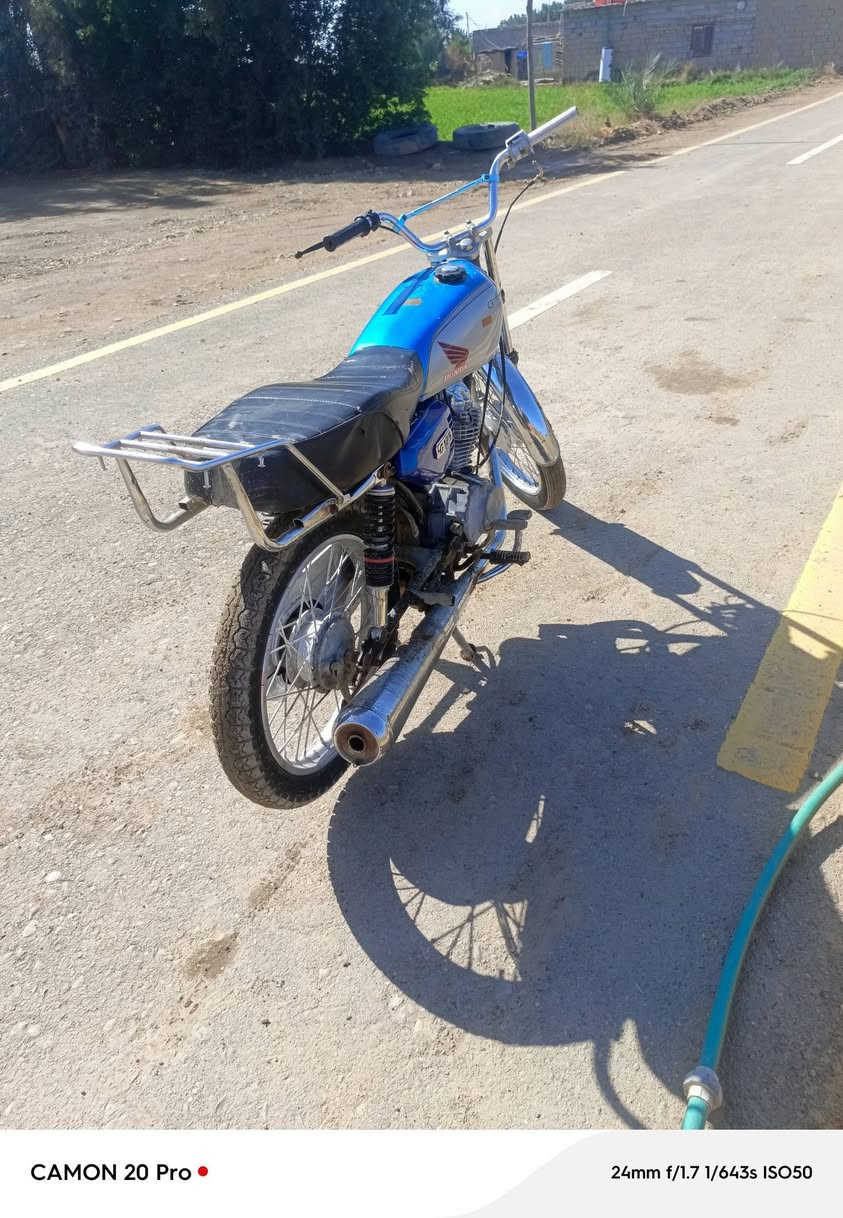 دراجه موديل 19كلك كلك كلك  دراجه جهاز تايرات وياله محرك نضيف شاصي نضيف سعر 250وبيه  مجال قليل مكان واسط قضاء الحي ***********
