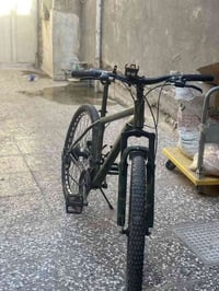 بايسكل جبلي 🚵 اللون حشدي ✅ بايسكل نظيف  بيه عطل بس الدسك مكسور  والكير...