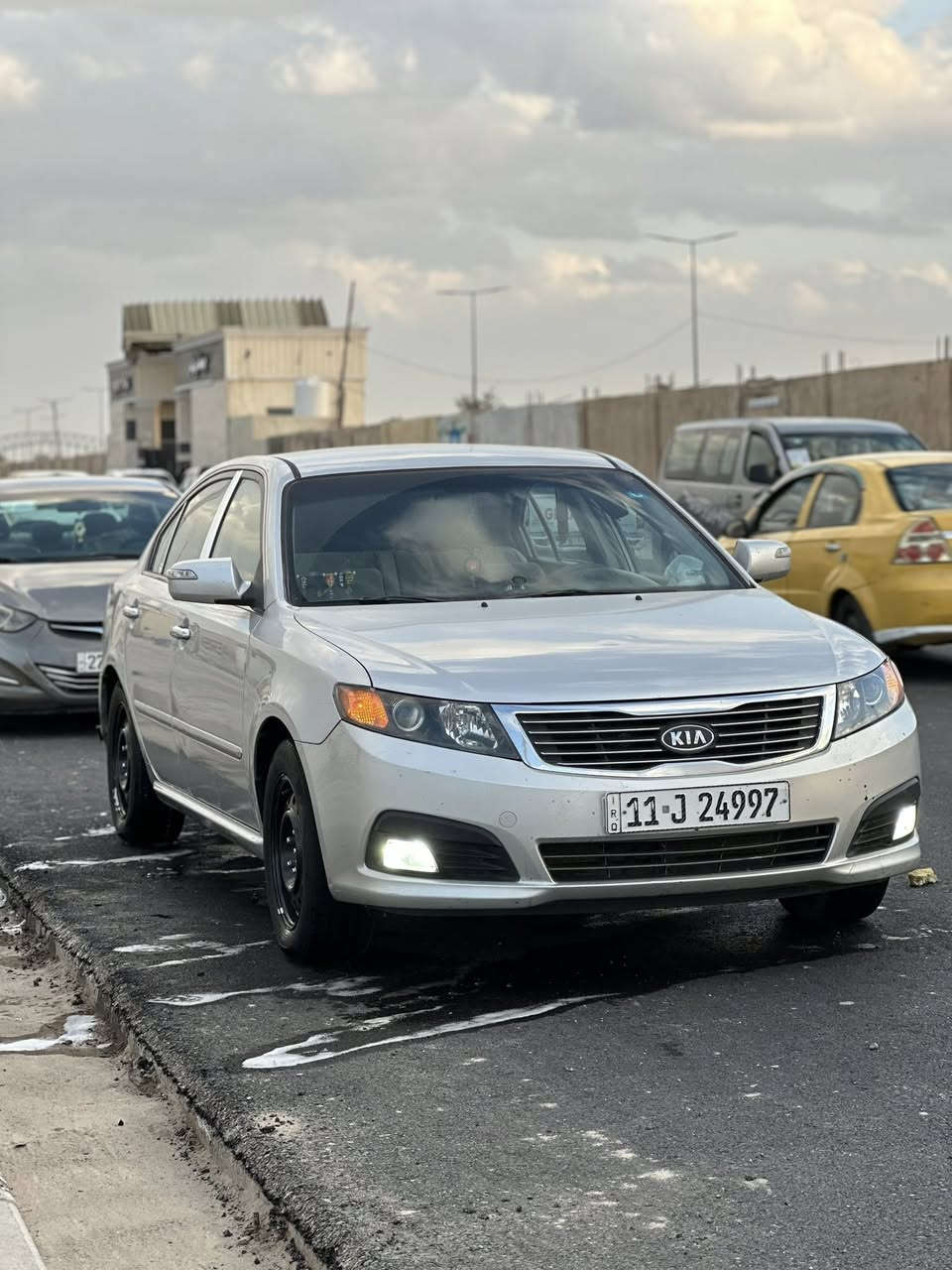 السلام عليكم 

اوبتيما 2009 امريكي بيها تبديل جاملغ امامي ايسر اصلي نفس اللون بدون اي ضرر داخلي سياره جديده كلش 
رقم بغداد بسمي مكينه 2400 دوش 
حداديه وتخم تاير تبريد تدفئه و باتري جدد 
ماشيه 200 الف 
داخل رصاصي  
مكاني بالناصريه 
السعر 130 وبيها مجال قليل 

***********
