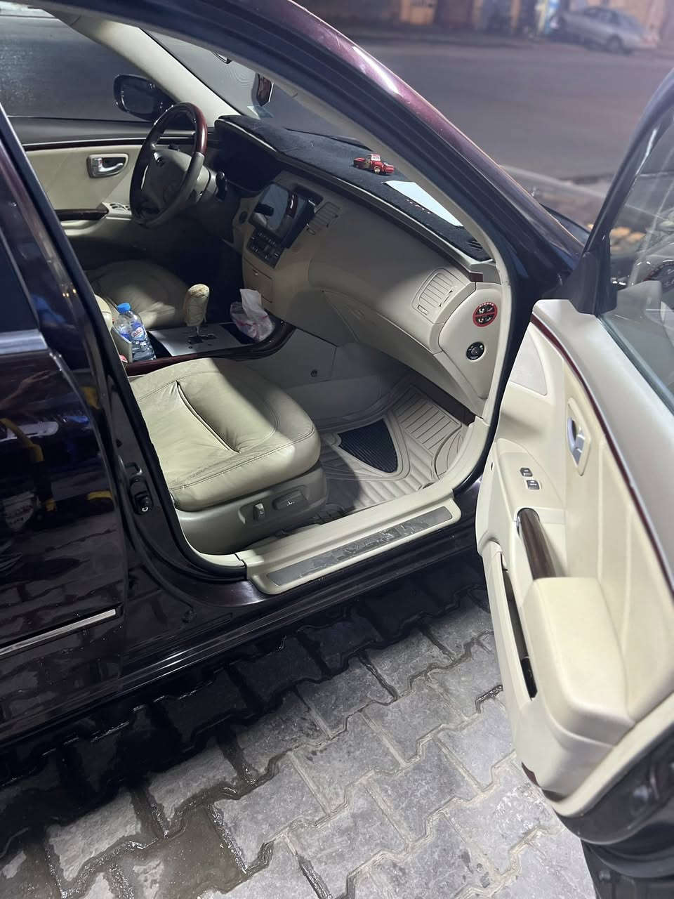 ‏السلام عليكم ورحمة الله وبركاته ازيرا 2007 خليجي 
كير محرك￼ مكفولات ￼
‏شاشة كاميرا خلفية
‏ تحكم ستيرن 
‏مثبت سرعة
‏تحكم خلفي
‏كشنات جلد
‏ كشنات كهربائية
‏المرايات شفط
‏سلايت
‏ لايت زنون أصلي 
‏تبريدها المنظومة كلها جديدة يعني ثلج 
‏تدفئة ￼شغالة 
￼ الحدادية أمامية وخلفية جديد 
‏تايرات جدد 
‏السيارة بيها أربع قطع صبغ أثر جراد و شخط صبغ بالفرن درجة أولى ￼ أبيها ضربة جهة اليمنى على كد شبر يعني ما واصل الداخل السيارة حلوة وجاهز من كل النواحي 
‏والباقي على شوف العين 
‏رقمها بصره باسمي 
‏رقمها جديد 
‏رقم الهاتف ***********
‏العنوان بصره  5 ميل شارع البيضاني
‏سعر المطلوب 100 وبيها مجال قليل وحياكم الله ￼￼
