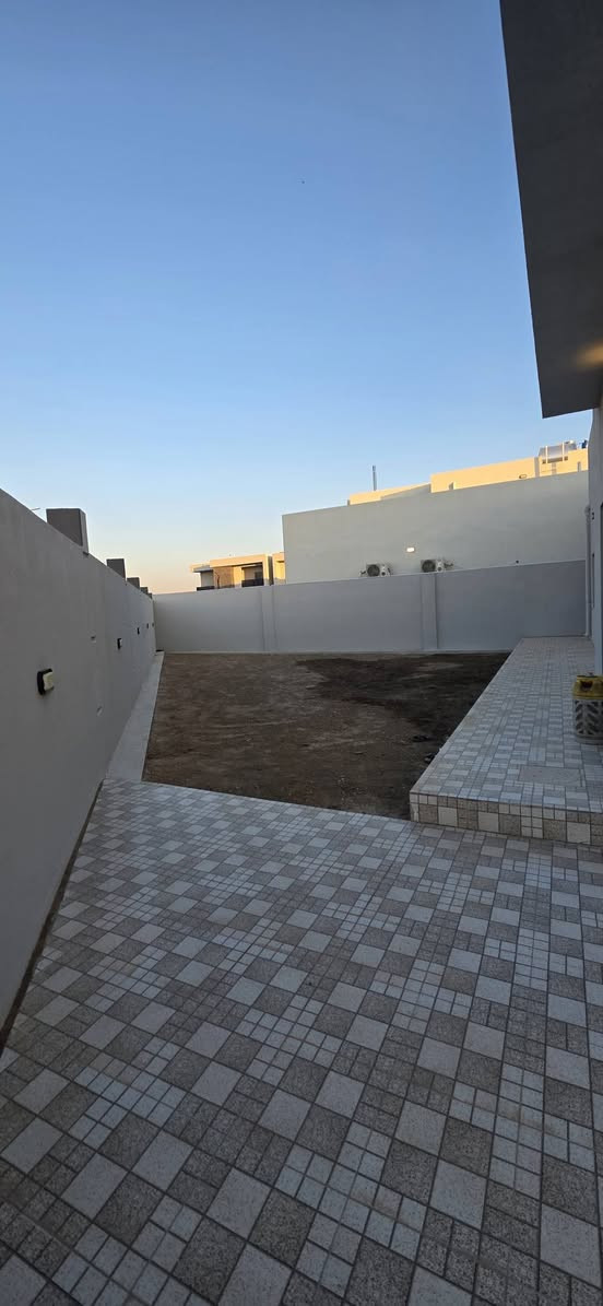 بسم الله إعلان بيت للبيع الرمادي مجمع عمر الراوي الثاني قرب جامعه الانبار المساحه ٤٠٠متر ركن شارع ٣٠متر البيت ٢طابق يحتوي البيت على ٤غرف نوم استقبال مطبخ حار بارد يباع مع الأثاث البيت يباع نقد فقط تحويل مباشر أستفسار أكثر ***********
