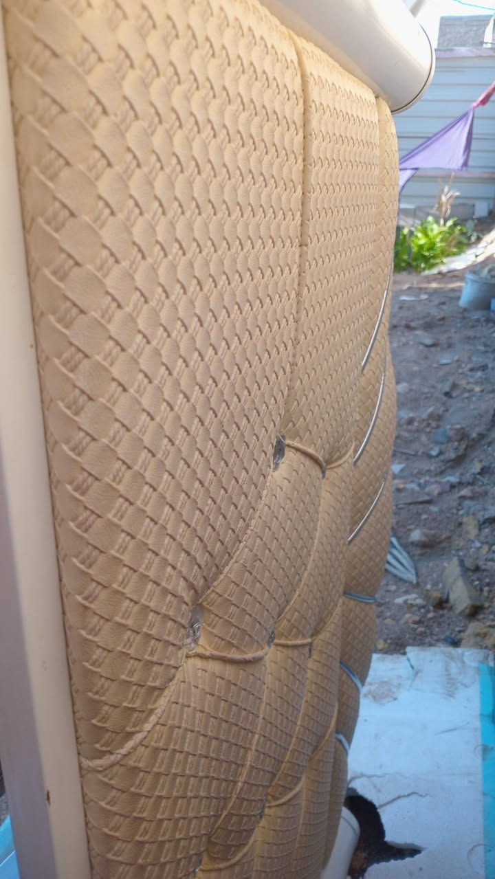 السلام عليكم سريرات ٢ ملكي للبيع اخو الجديد  مستعجله على بيعهن اريد الوحده ب ٤٠ *********** بي واتساب
