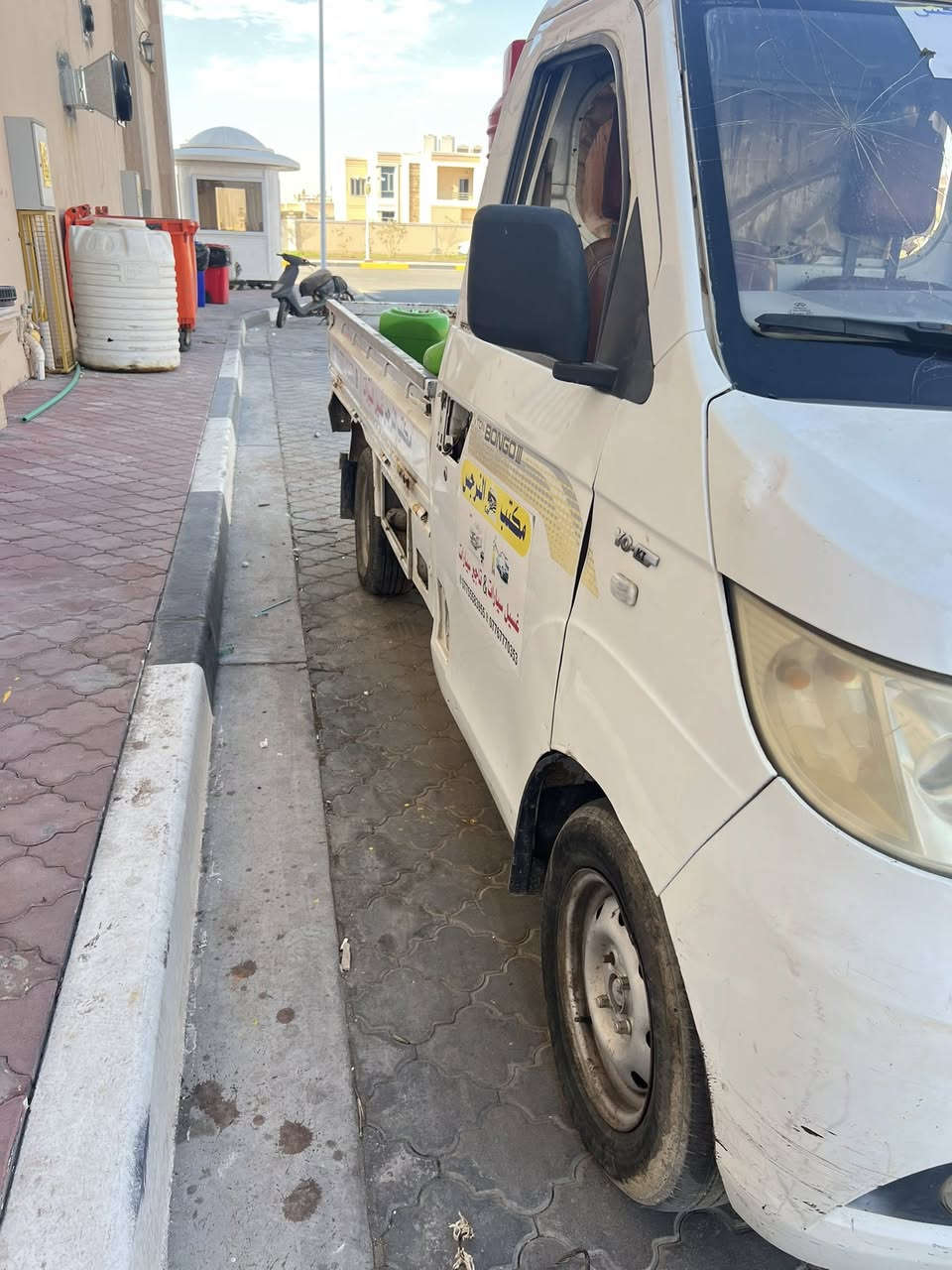 سلام عليكم 
سياره شيري حمل 1طن للبيع سياره شغاله وقيد العمل 
مكانها بصره  
كهربائيات مكينه كير كلشي شغال 
سياره بانزين رقمها ميسان 
***********
