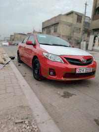 سيارة تويوتا كورولا موديل حديث، لون أحمر جذاب مع سقف أبيض مميز. السيار...