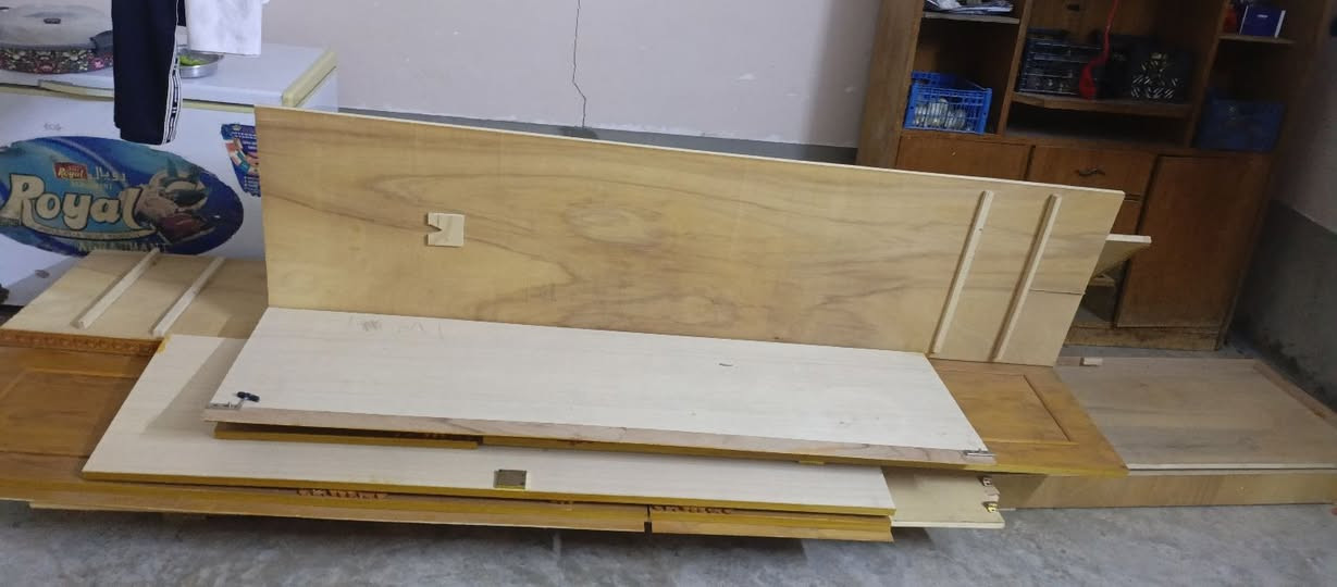 غرفة نوم جديده بعد ما منصوبه اخذها وطلع القنصور عالي والسقف ناصي
خشب عراقي ثقيل 

السعر 950 بيها مجال للشاري 

مكان تلعفر 

الطلب عل خاص ***********
