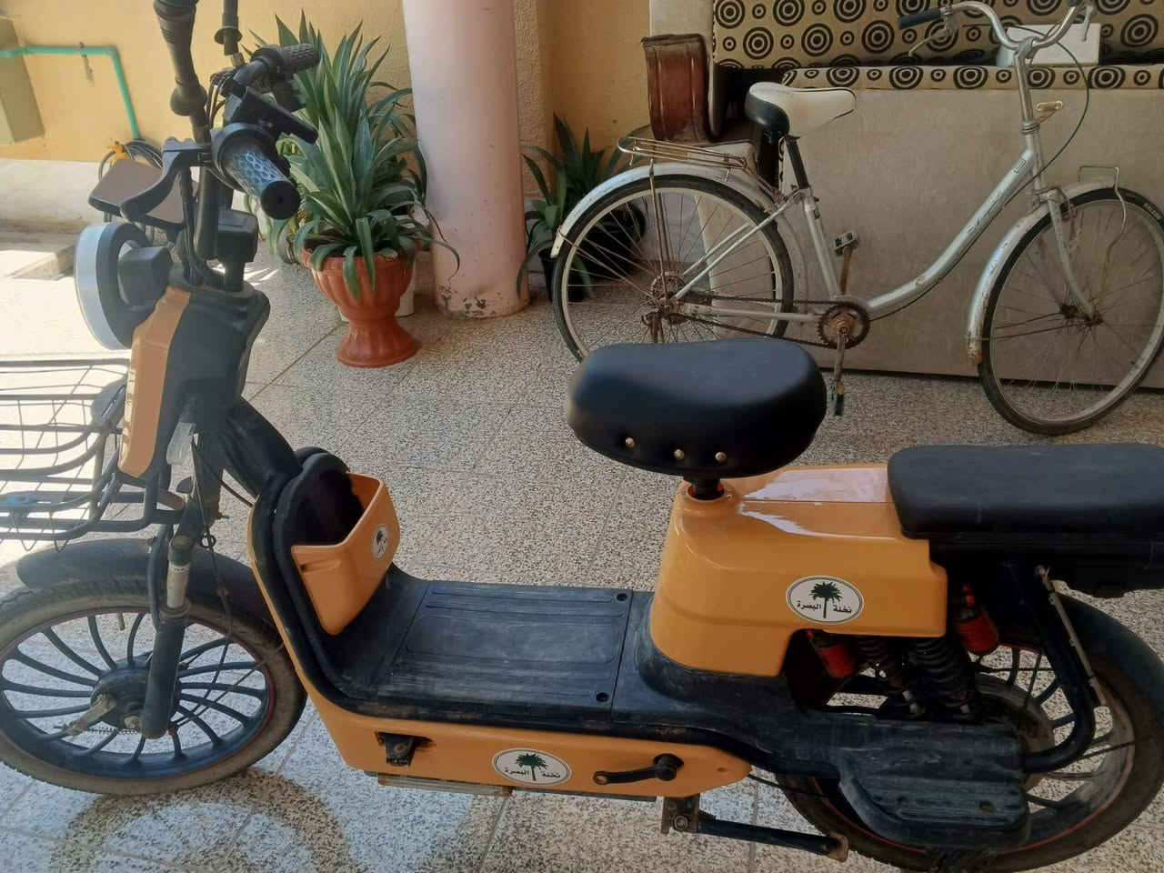السلام عليكم دراجه شحن للبيع من قضاء مدينه البصره الدراجه نظيفه جدا وما بيها اي شيء ملف شاشه عقل كلها تمام بس بيها البطاريات عطلانات يعني تحتاج بطاريات فقط والدواسه رجل اليسرى مكسوره لان ضعيفه لايلون الدراجه كفراتها تلمع وتجي وياها الشاحنه كلشي ما بيها مكاني قضاء المدينه السعر  سعر خاص مجال قليل . الرقم واتس ***********
