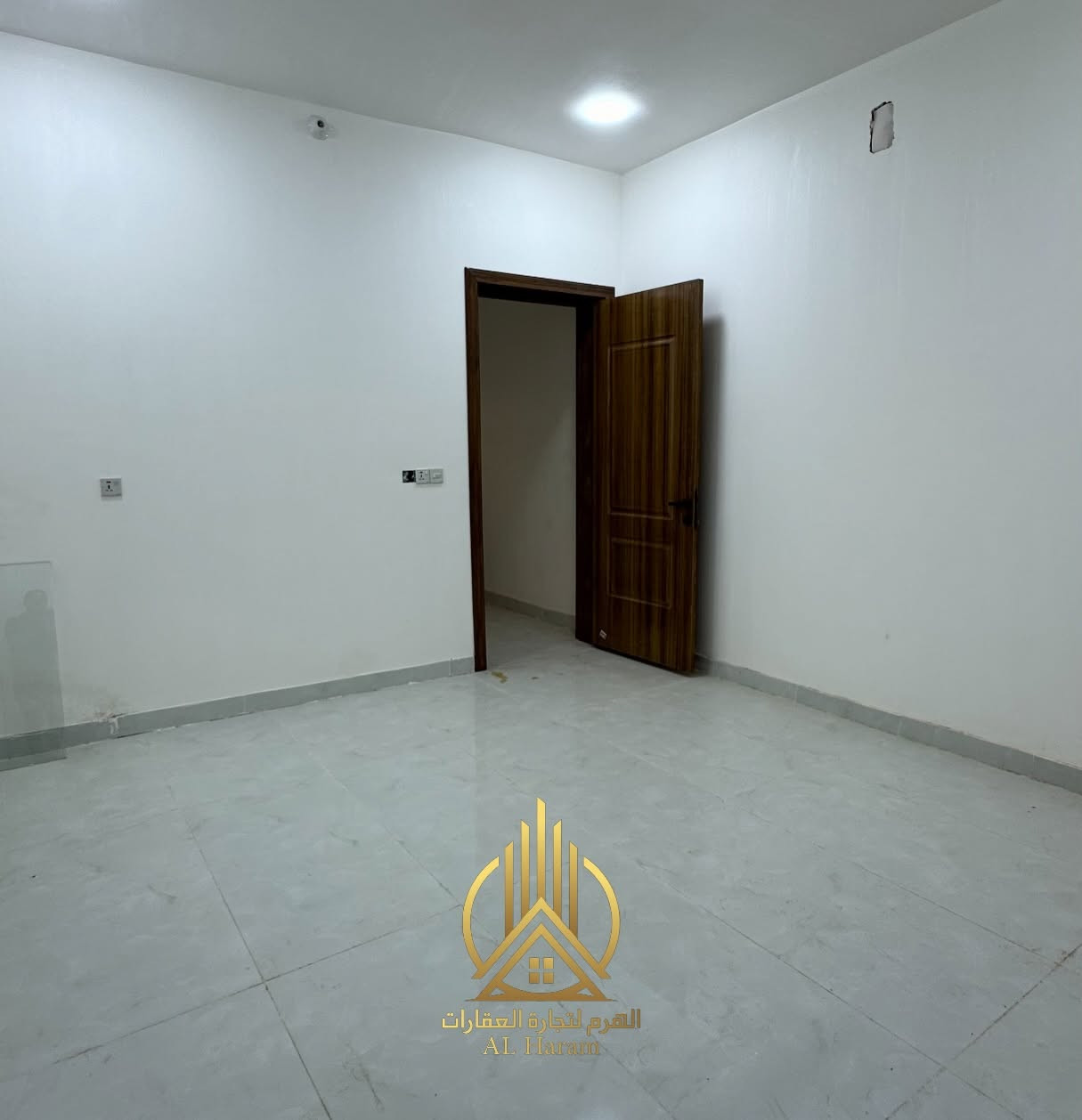 #حي_الميلاد - قرب متوسطة النورين 📍

دار 100 متر طابق ونص بناء جديد غير مسكون

الطابق الاول : غرفة - صاله - مطبخ - استقبال - صحيات - كراج 

الطابق الثاني : غرفة نوم - سطح

الارضيات بورسلين

البناء طابوك + صب كونكرت 

السعر : 175 مليون مع مجال بسيط

للأستفسار 

سجاد مؤيد 

***********
***********

عنوان المكتب : خدمي سيف سعد - مقابل جامع محمد الجواد - على الشارع العام مباشرةً 📍
