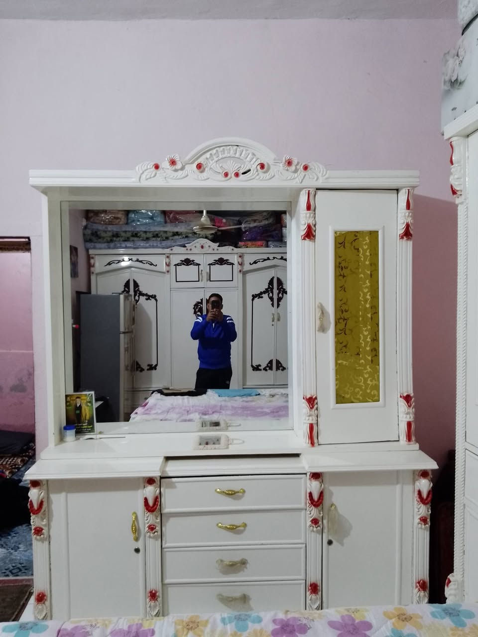 سلام عليكم غرفه نوم عراقيه تصميم تركي للبيع فقط استعمال قليل كلش وهاي كدامكم وبعد احله من صور وشراي يدلل رقم *********** واتساب او لخاص مفتوح
