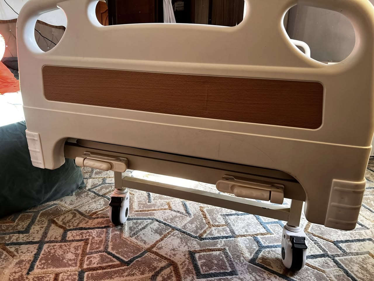 سلام عليكم
سرير طبي جديد للبيع هو والدوشك وياه 
السعر 300
مكاني صلاح الدين العلم 
رقم ***********
