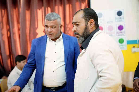 الصحة المدرسية عنوان لزرع الحياة في صدور الطلبة.

زار فريق مركز صحي حي  المعلمين  ثانوية الكوثر الاهلية النموذجية للبنين مساء يوم الأربعاء ١١/٢٦

قدم الفريق نشاطًا توعويًا حول مقاومة مضادات الميكروبات، وفحص النظر شمل محاضرة داخل المدرسة، إضافة إلى لقاءات جماعية وفردية مع الطلبة والمدرسين. 

النشاط ركز على توضيح مخاطر الاستخدام الخاطئ للمضادات الحيوية، وكيف يمكن أن يؤدي ذلك إلى ظهور جراثيم مقاومة يصعب علاجها، مع التأكيد على أهمية الالتزام بوصفة الطبيب وعدم تناول أي مضاد من دون استشارة.

كما كانت هذهِ الزيارة ليست مجرد جولة تفقدية، بل رسالة مستمرة بأن الصحة تبدأ من الوعي، ومن قاعات الدرس قبل عيادات العلاج.
أن الوقاية ليست إجراءً عابرًا، بل ثقافة حياة.

ثانوية الكوثر الاهلية النموذجية للبنين نبع العلم والمعرفة 
الموقع / النجف الاشرف/ حي السعد/ شارع جامع ابن كمونه/مقابل القنصلية الايرانية سابقا/مجاور مكاتب السياحة والسفر. 
للاستفسار الاتصال 
ممثل الهيئة التأسيسية 
*********** 
الحسابات 
***********
الإعلام 
*********** 
القادم أفضل أن شاء الله
