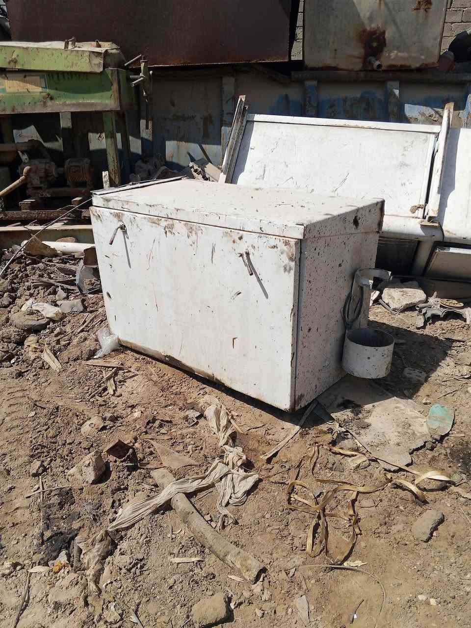 يوجد لدينا صناديك مل تك تاير ومزوج عرباين صهاريج مكاني جرف النداف حسين ***********
