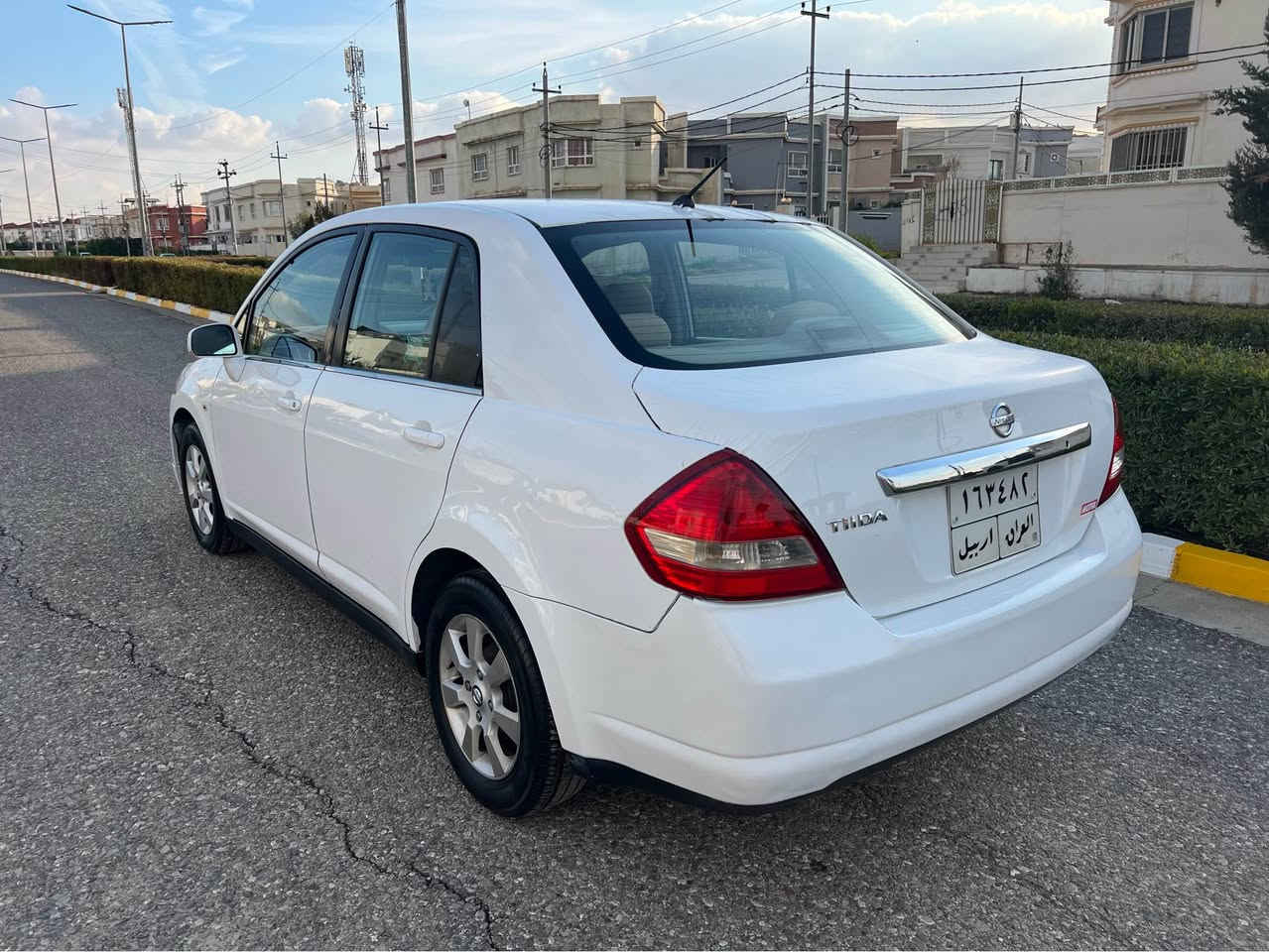 نيسان تيدا  
موديل ٢٠٠٨
سي و يان جوار بارجة سبوغ لةگةل سقف  بوياغة 
بةشةرتي عام   حيزام نية 
پيشي جةمپيكي  خفيفي هةية
بةبي ارباك 
گير و مكينة بةشةرت 
ژ.م(***********)
نرخ(٧٥) أربيل, العراق
