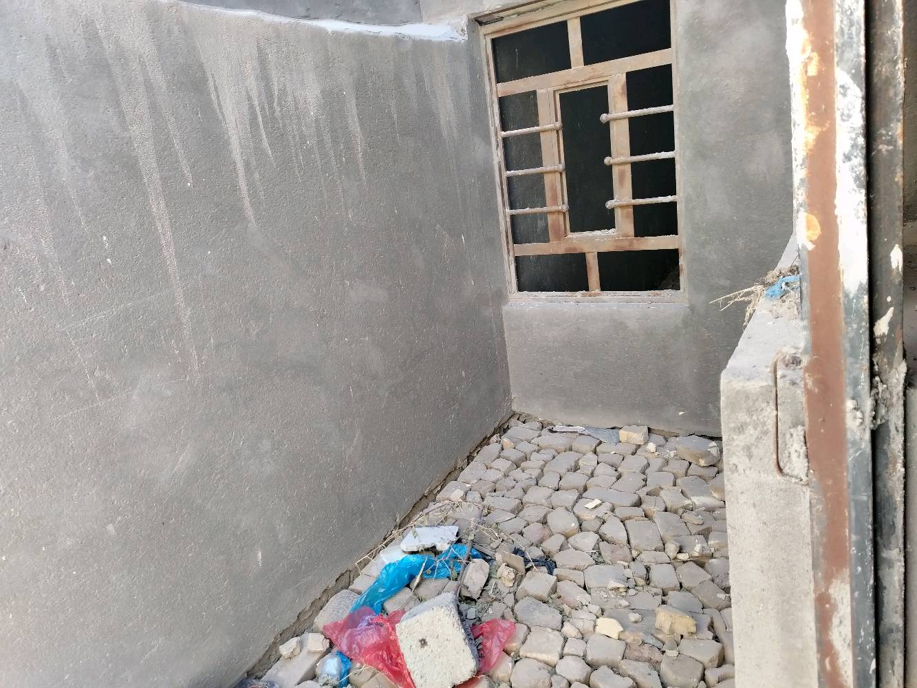 سلام عليكم ورحمة الله وبركاته بيت زراعي للبيع في دور الزراعه مقابيل البيطره مساحته 200م يحتوي عل غرفتين وصاله ودوانيه ومطبخ ملاحضه البيت واصل للبخ فقط بي وصل تطويب سعره 40 وبي البيت لايرهم لامرواس ولاقصاد بيع نقد نقد فقط للتفاوض أكثر مراسله الرقم او الاتصال عليه *********** 