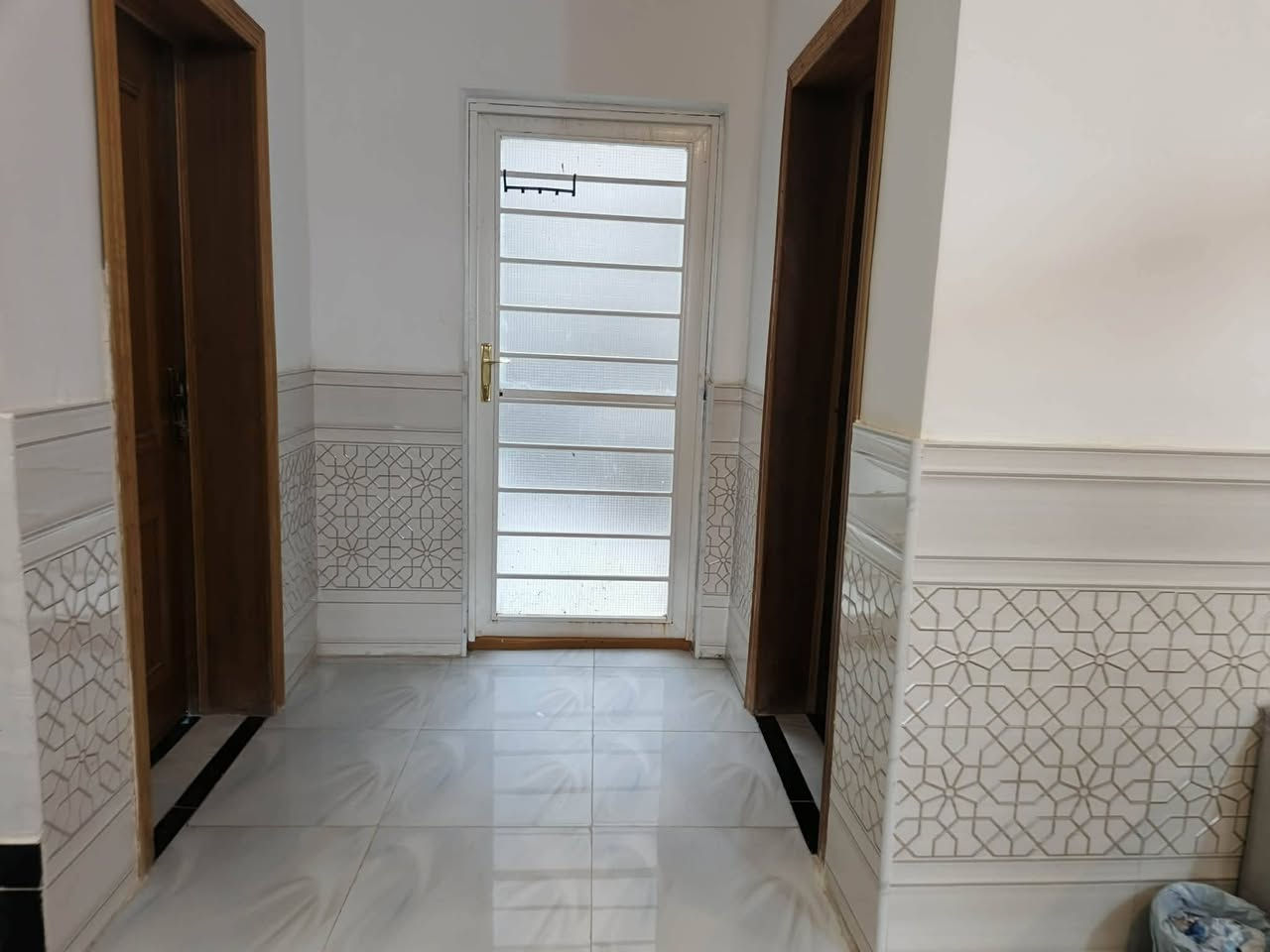 السلام عليكم
🏠 🏡 🛖 طابو صرف للبيع مساحة 214 بدوح طابقين
ط1 غرفتين وصالة وبراني ومطبخ وصحيات داخليه وخارجيه وطارمة صب كونكريت البيت جدآ جدآ نظيف ومرتب تحفة 
ط2 غرفتين وصالة وحمامات عكادة بناء سنه 2023 
بناء الشركة بسسسسس هيكل وتشيط شخصي درجة أولى 
مطلوب للمصرف العقاري 88 مليون تسديد بشهر 460 ألف 
بيد صاحب العقار 90 مليون قابل للتفاوض 
البيت قريب ع أسواق الياقوت نهايته الدوح 
***********
