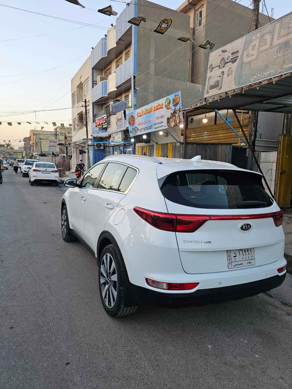 السلام عليكم سبورتج خليجي موديل 2017
فول موصفات قماره حديد مكفوله من الصبغ والتبديل حتى الدعاميات بارد خفيف ممبين باب الصدر ماشيه 96 اكو فديو بالمنشور. سونر داخل المنشور 
سياره جديده جاهزه 
رقم بغداد مكانها بغداد السعر 183 بيها مجال بسيط 
***********
