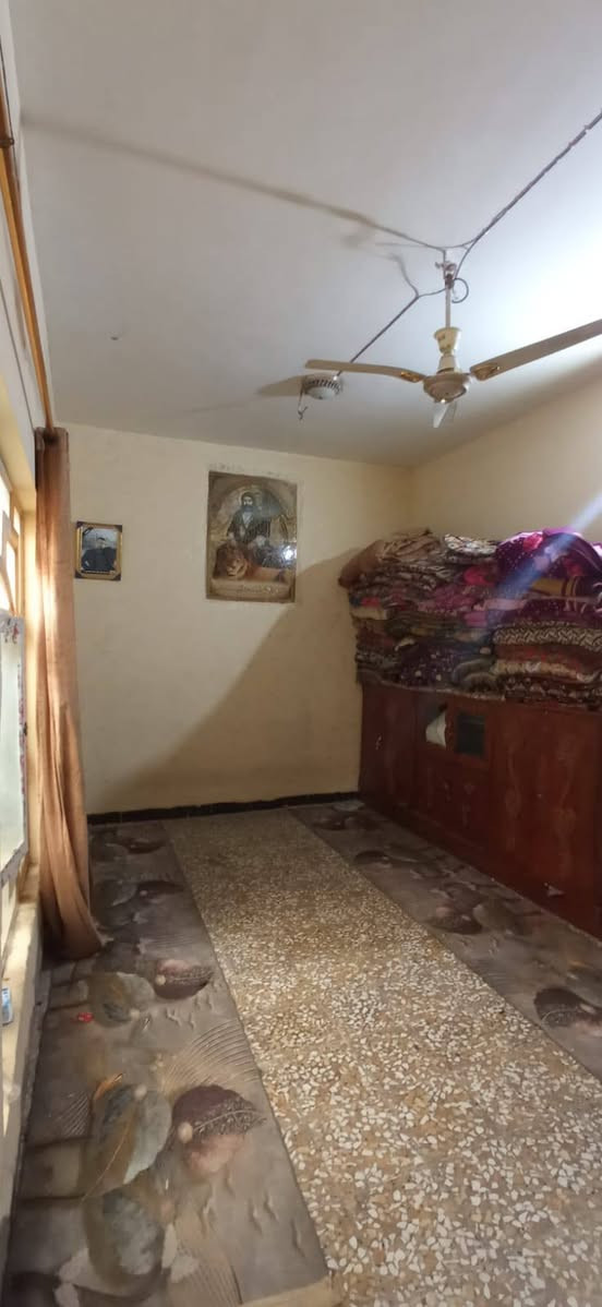 السلام عليكم 
بيت للبيع مساحته 200متر يحتوي غرفتين وصاله واستقبال وحمامات ومطبخ البناء بلوك السگف صب كونكريت الموقع الكوفه شارع المعمل شارع السبيس 
السعر 39مع المجال للاستفسار الاتصال على الارقام التالية 
***********
