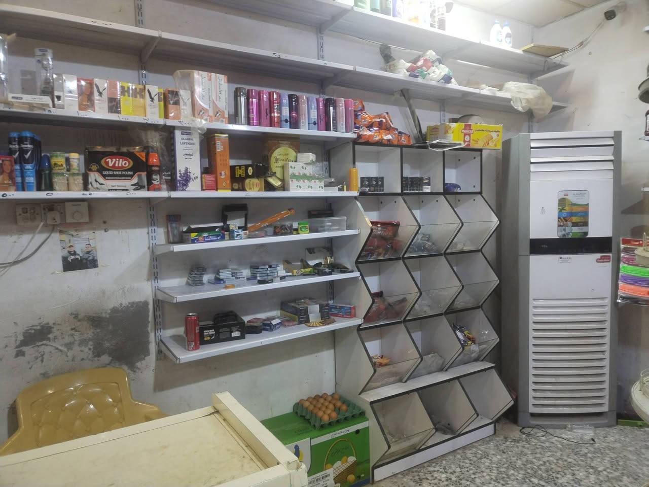 سلام عليكم ورحمة الله وبركاته (اسواق للبيع) المكان ابو رمانه قرب  سوق الخضر مكون من (٤برادارت) (و٢مجمدات) (وسفينه) وباقي الغراض بل تصوير للستفسار( ***********)
