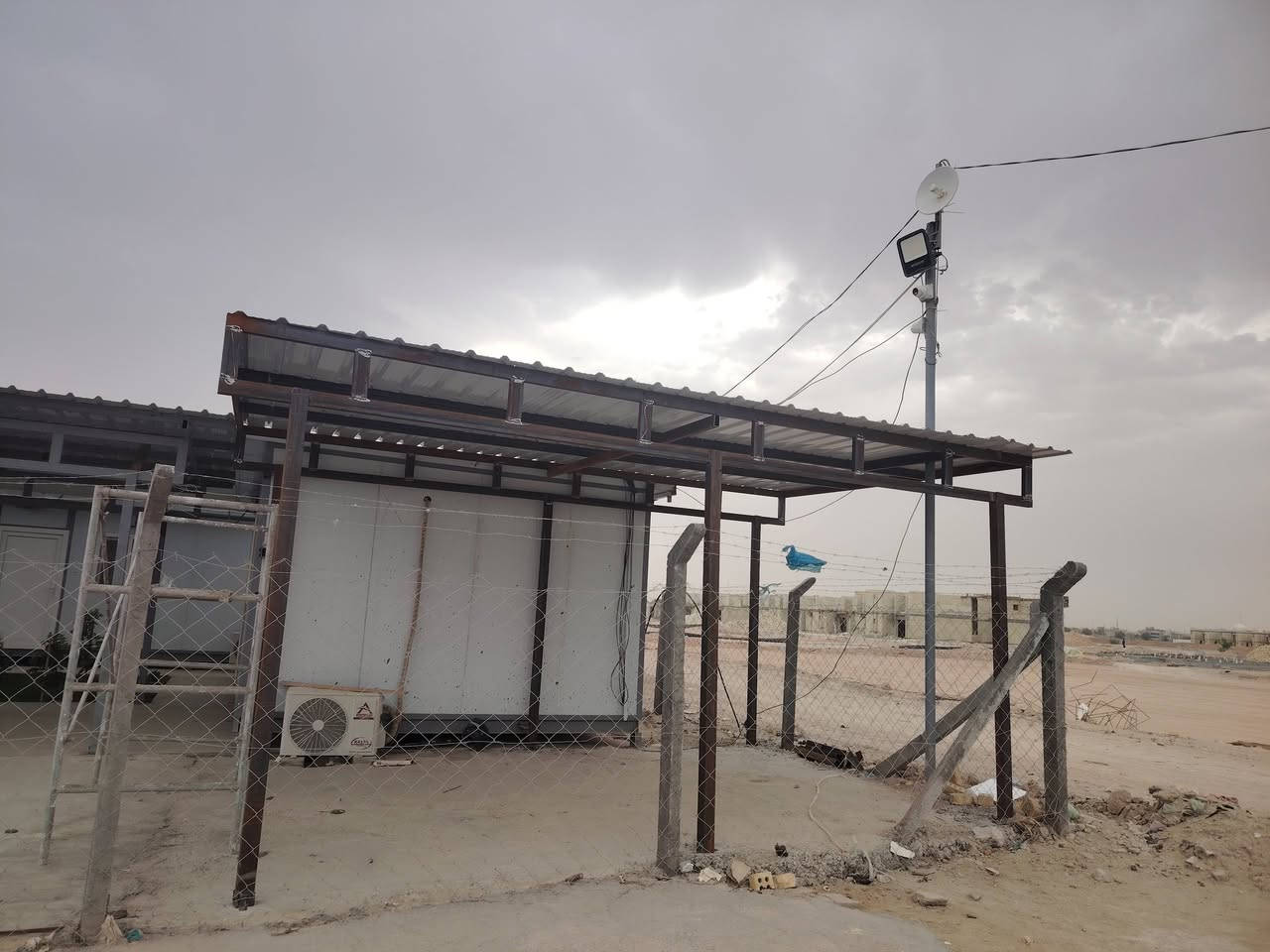 جميع الأعمال الهندسيه والحداده شغل درجه اولئ مكانه بلنحف وشغل جميع المحافظات عماريات وجملوناتض١ كيسبان وكرفانات اي شي يخص والحداده نتشغله بيبان وشبابيك حسب الطلب عنوان المحل عامود 130 شارع كربلاء  سكوف مال سطح جميع القياسات 200 او 400 كل القياسات أرقام الهاتف***********//***********)
