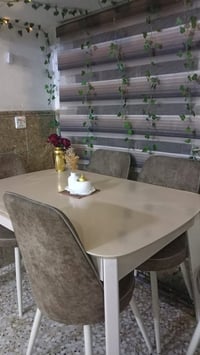 ميز طعام • للبيع