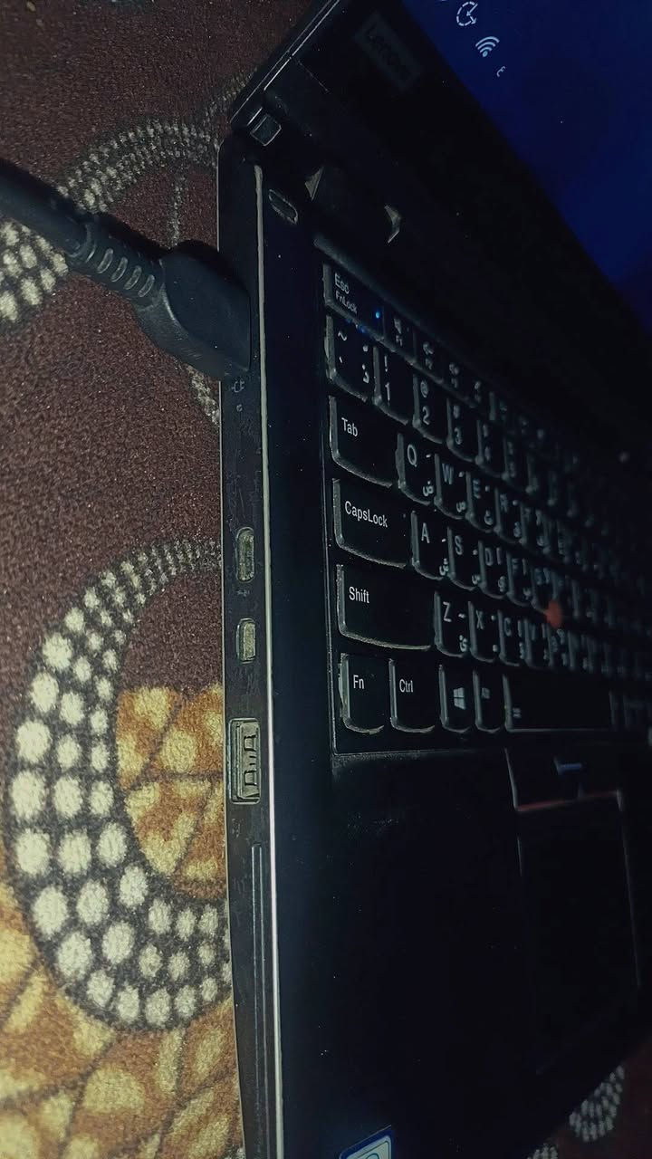 ماعندي توصيل مكاني ديالى بعقوبة 
💻 للبيع او مراوس بايفون 13: لابتوب Lenovo ThinkPad X380 Yoga (2-in-1)الجهاز من الفئة الاحترافية (ThinkPad)، يتميز بأنه متحول 2 في 1 (لابتوب وتابلت في نفس الوقت) مع شاشة قابلة للطي 360 درجة ودعم كامل للمس والقلم المدمج. مثالي جداً للدراسة، العمل المكتبي، التصميم الخفيف، والتصفح.المواصفات الفنية:المعالج (CPU): Intel Core i5 / i7 (الجيل الثامن) - أداء قوي ومستقر.الشاشة: 13.3 بوصة بدقة Full HD (1920x1080) شاشة لمس (Touchscreen) بألوان ممتازة وتقنية IPS.الميزة الخاصة: ينطوي 360 درجة + يحتوي على قلم ذكي مدمج داخل اللابتوب (يُشحن تلقائياً عند إدخاله).الهارد (Storage): نوع SSD NVMe سريع جداً بسعة 256 جيجابايت (المساحة الفعلية المقروءة 238GB).كارت الشاشة (GPU): Intel UHD Graphics 620 (يقرأ الذاكرة الأساسية 128MB ويسحب تلقائياً من الرام عند الحاجة).المنافذ: يحتوي على منفذ Thunderbolt 3 سريع جداً، منافذ USB 3.0، ومنفذ HDMI للشاشات الخارجية.الميزات الإضافية: جسم قوي ومتين (مقاوم للصدمات)، لوحة مفاتيح مريحة جداً، وزن خفيف وسهل التنقل.


**إذا كنت صاحب هذا الإعلان وتريد حذفه لأي سبب، رجاءا أرسل رسالة إلى الدعم الفني**