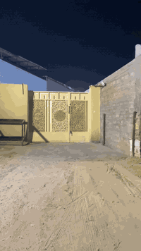 بيت للبيع من سكنه بغداد التاجي شارع البطه السواعد مساحه البيت ٩٠٠م البيت بناء جديد مجهز من اي شي صحيات داخليه خارجيه البيت كبير مساحه ٣٠٠م يوجد كراج كبير
حديقه العدد ٢كبيره امام حديقه خلف البيت حديقه كبيره 
للتواصل الكثير من معلومات ***********
