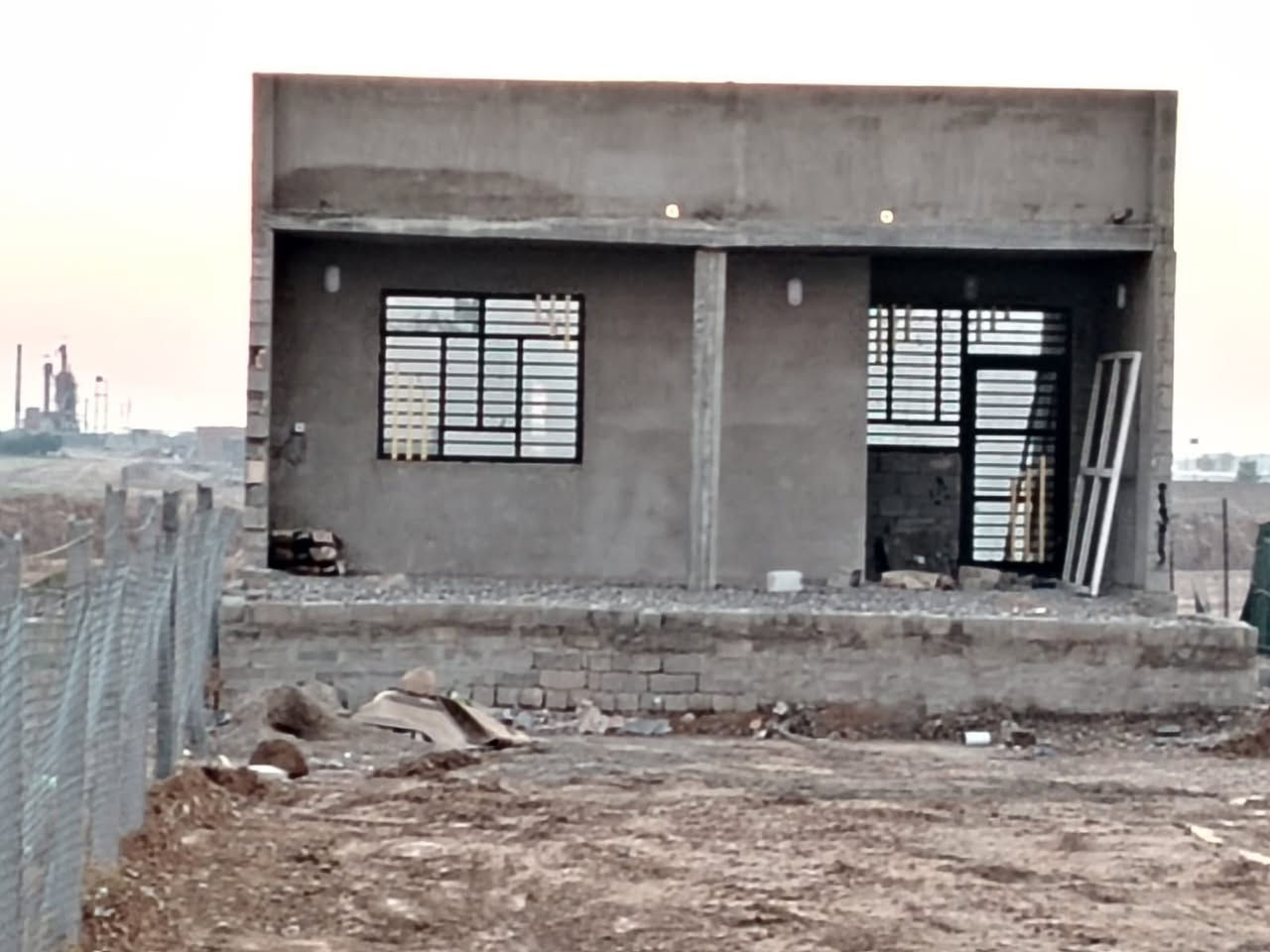 السلام عليكم بيت عل حولي مباشر المساحه دونم البيت كامل من الداخل واصل ماء وكهرباء مع بير 
يعني مزرعه كامله الاتصال ‭0772 780 4020‬ طابو الارض 
وشرط التحويل
