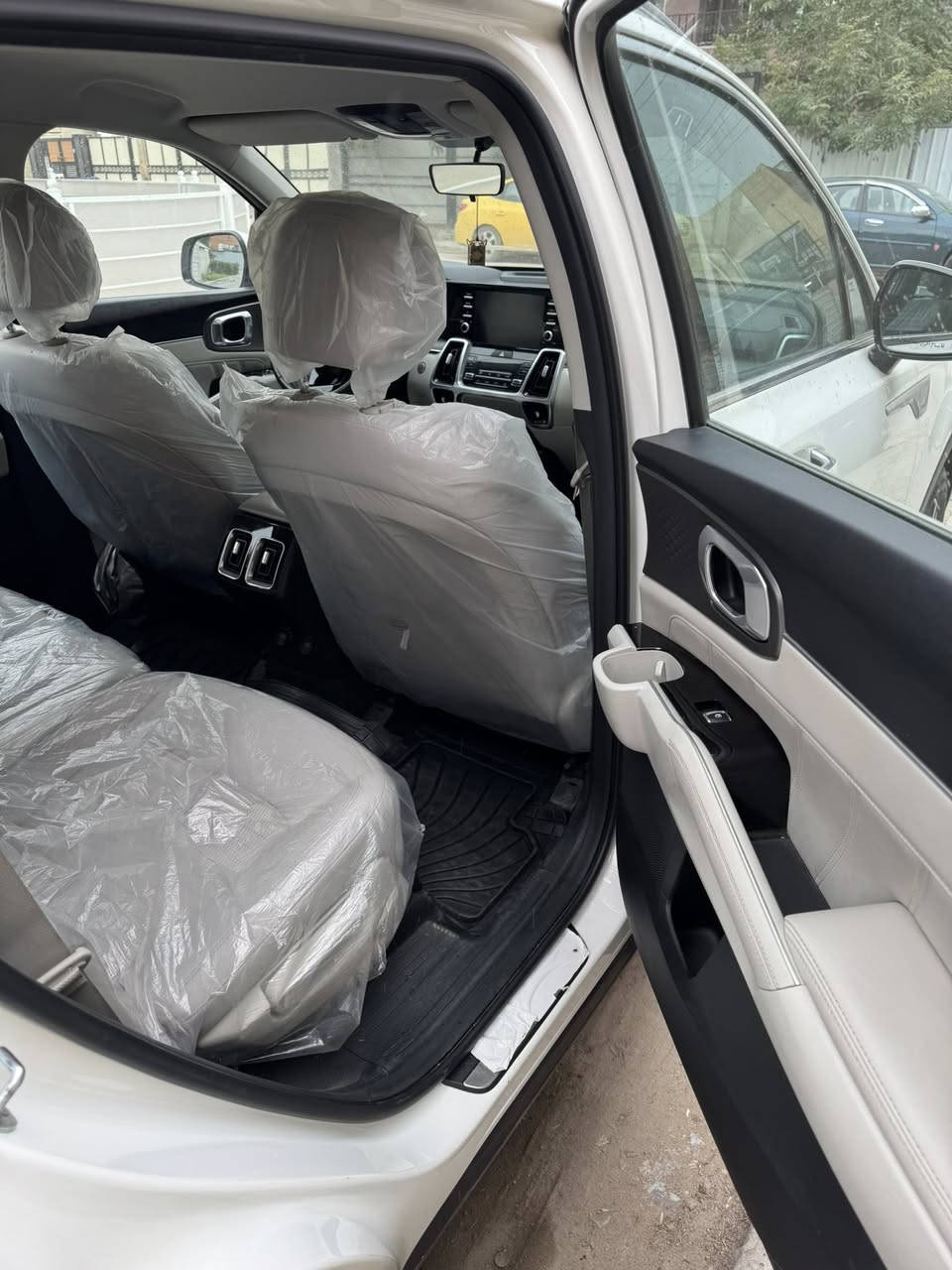 سورنتو 2022 خليجيه مكفوله
4 سلندر محرك 2500 Mpi 
ضمان الشركة الدوليه العراقية 
رقم بغداد بأسمي
7 راكب 3 قطع تبريد
عنواني بغداد الكرخ 
السعر 250 
***********
