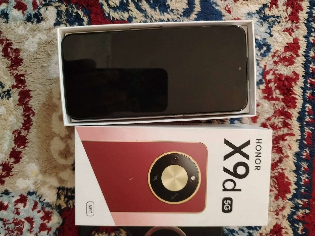 هونر x9D  ذاكر 256الرام 12
نضافة 95٪
   بي فقط صدعة بصيطة موضحة بل صور  بسبب ستان مال موبيل 
جهاز جداً نضيف وكامل ملحقات 
العنوان بغداد مدينة الصدر توصيل ما عندي 
الشري تصال على رقم فقط ***********
سعر 400الف  ماخذة ب 520الف
