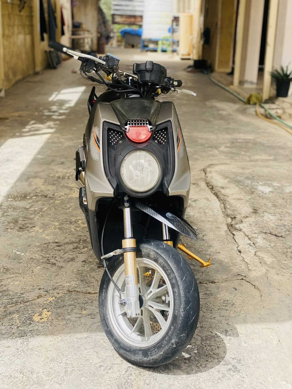 كفاله صار شهرين نازله
ويل PoH
بكلايت R6
قبق كلجات Koso
ستان +رباط مكينه 
هاوزن 
صالنصه بوري عدل 
ستيرين الياف حقيقي
صدر Dy
قبق فلاوين 
دراجه كلشي مانقصهه اليدور مال موته ليوصل 
***********
