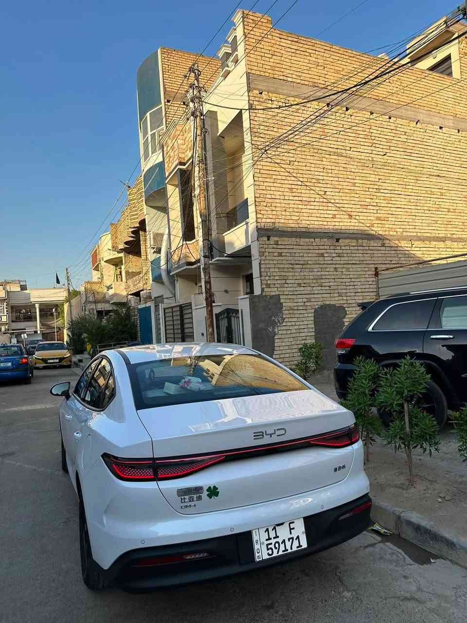 سلام عليكم للبيع بي واي دي مكفوله كفاله عامه بعده جديده بوضع الشركه بيه كاعيات داخل السياره بااسمي تحويل ثاني يوم مكان السياره بغداد الكرخ سعره ١٩ مليون و٣٠٠ الف بيه مجال بسيط السياره جديده شخط مابيه كفاله عامه التصال على الرقم ***********
