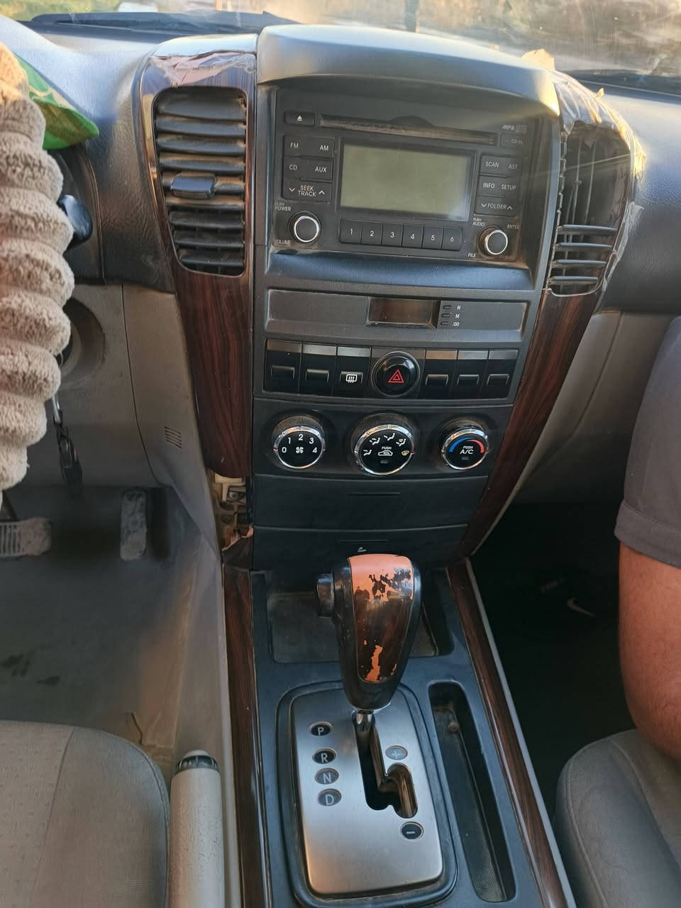 السلام عليكم
كيا سورنتو 2006 خليجي 
سياره جاهزه كير ومكينه رقم بصره  الانكليزي 
 مشروع وطني سنويه لغاية 2029 السياره مصبوغه عام للجماليه حداديه خير من الله باتري جديد تخم تاير جديد سياره جاهزه بيها ملاحظات بسيطه  
السعر  ٧٠ وبيها مجال بسيط 
رقم الهاتف ***********
مكان السياره ديوانيه
