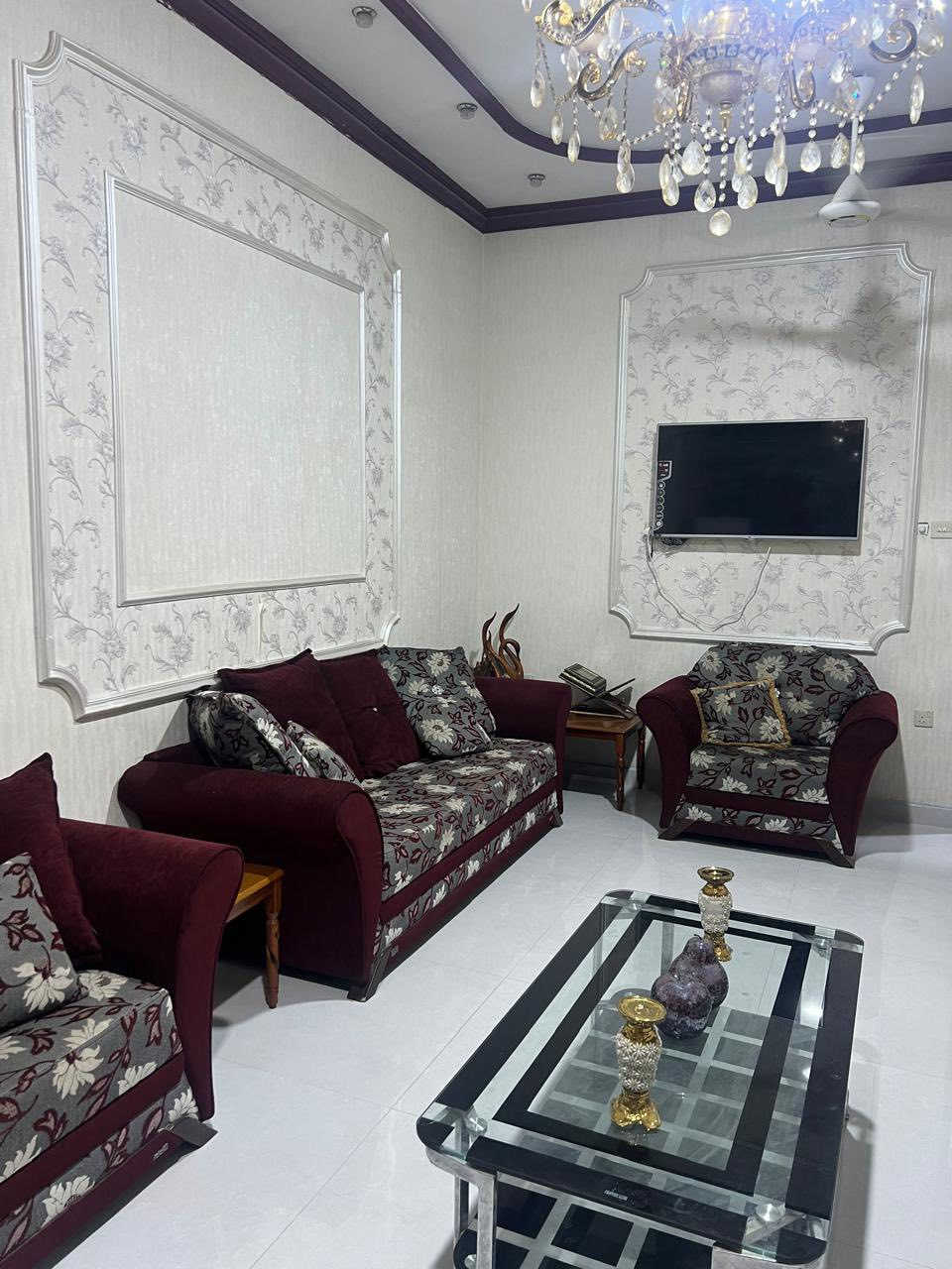 بيت مكان مميز جدا قريب على مركز المدينه مقابل حسينيه داوود العاشور يبعد 40 متر على الشارع السايدين طابو صرف عراقي تحويل باسم المشتري في الطابو ( يعني اصولي )عراقي 
المساحه 384 متر 
مساحه البناء 460 متر طابقين طابوق كل طابق 230 متر 
صب رفت كونكريت ، صب جسر كونكريت متر في أربعين
البناء طابوق درجه اولى وصب جسور رباط وجسور ساقطه بإشراف مهندسين 
ديوانيه 7*4 عدد 1
صاله 8*6 عدد 2
غرفه 5.5*4 عدد 2
غرفه 6.25* 4 عدد 2
غرفه 7*4 عدد 1
غرفه 5.5*4 عدد 1
مطبخ بارد 5.5*3.5 
مطبخ حار 6*3 
موزع عدد 2
لوندري غسالات ومكوى 6*2،5
مخزن 6*2
حمامات عدد 5
تواليت عدد 4
مناور عدد 2
بلكونه خارجيه مطله على الحديقه الخلفيه 
السطح شتايكر درجه اولى 
كراج 14 متر * 4  سعه سيارتين 
حديقه اماميه وحديقه خلفيه 
أقفاص دواجن 3*2 عدد 2 في الحديقه الخلفيه 
بعد هواي شغلات مثل بيت 🐕 للحراسه ومكان مخصص للكيزر والعدد اليدويه 
البيت كله شغل درجه اولى
للاتصال  معرفه تفاصيل اكثر / *********** وبي واتساب

مكلف بالنشر
