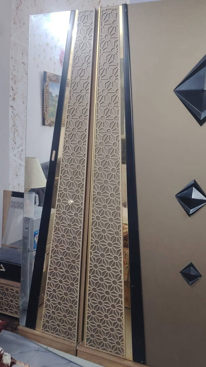 سلام عليكم عندي هاي الغرفة للبيع سعر مناسب بيه ضرار بسيطه 9قطع راسلني خاص دزه كامله الك ***********
