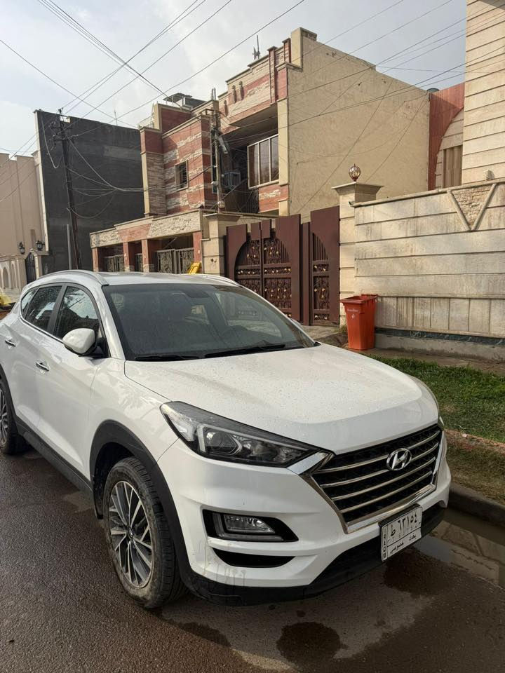 السلام عليكم
توسان خليجي وكالة الكاصد مواصفاتها معروفة
السيارة نظيفة مكفولة من التبديل والصبغ 
ماشية 101 الف كيلو 
صدر جديد تيارات جديدة بولش جديد السيارة نظيفة متحتاج اي مصرف
ملاحظة يوجد تكحيل صغير حافة البنيد 
مكان السيارة حي الجامعة بغداد قرب مستشفى الملكي
السعر 207 ورقة قفل قفل
 ***********
